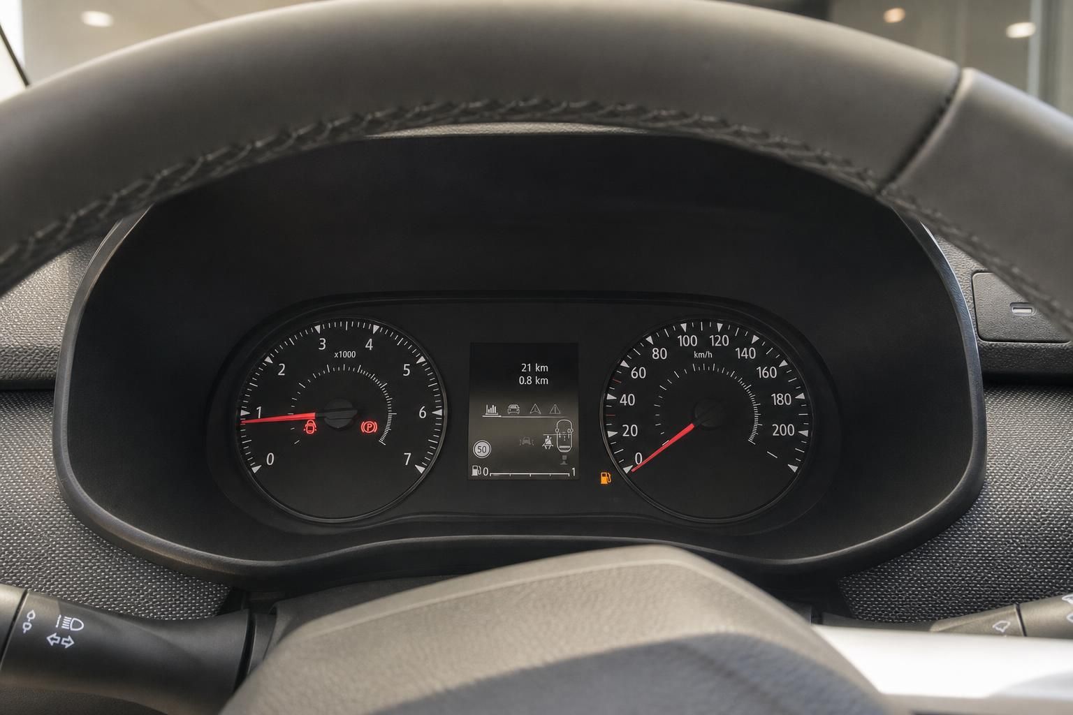 Cockpit mit Tacho und Drehzahlmesser im Fahrzeuginnenraum