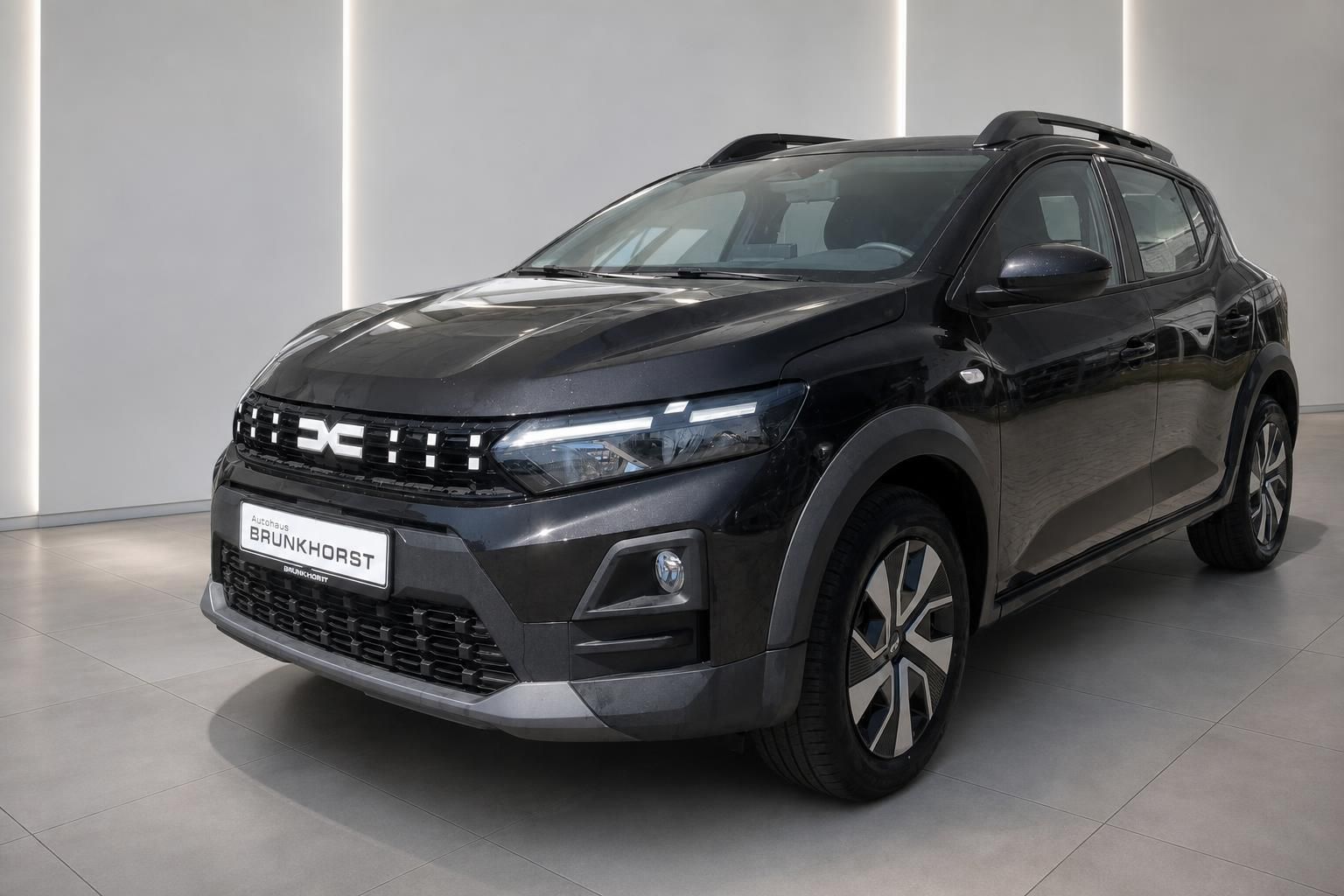 Dacia Sandero Stepway schwarz Frontansicht seitlich im Autohaus