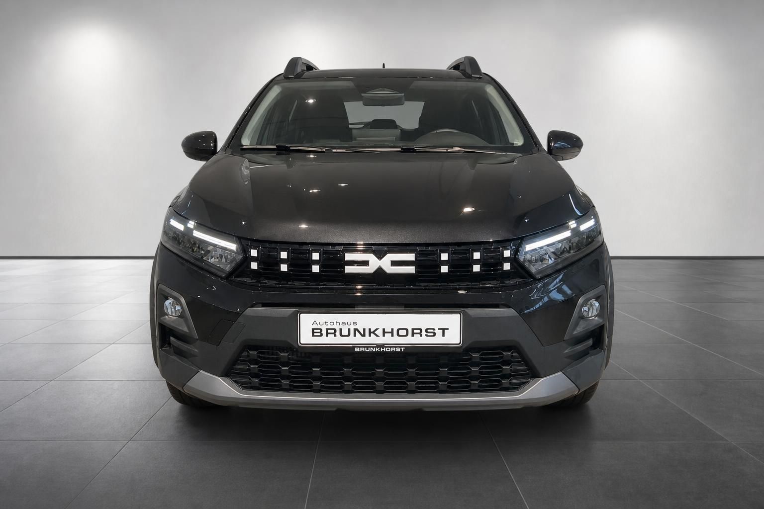 Dacia Sandero Stepway schwarz Frontansicht mit LED-Scheinwerfern