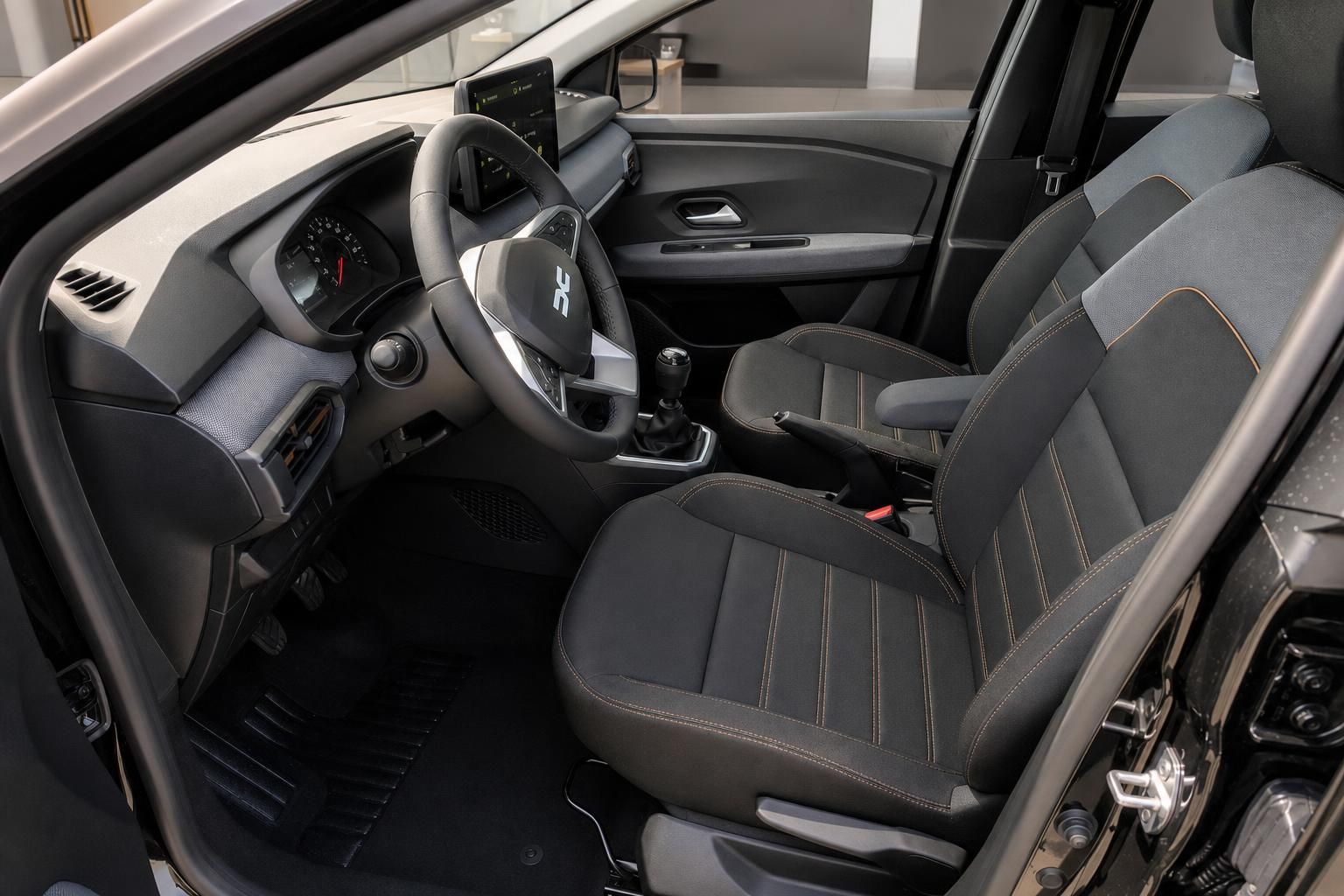 Dacia Sandero Innenraum Vordersitze und Armaturenbrett Detailansicht