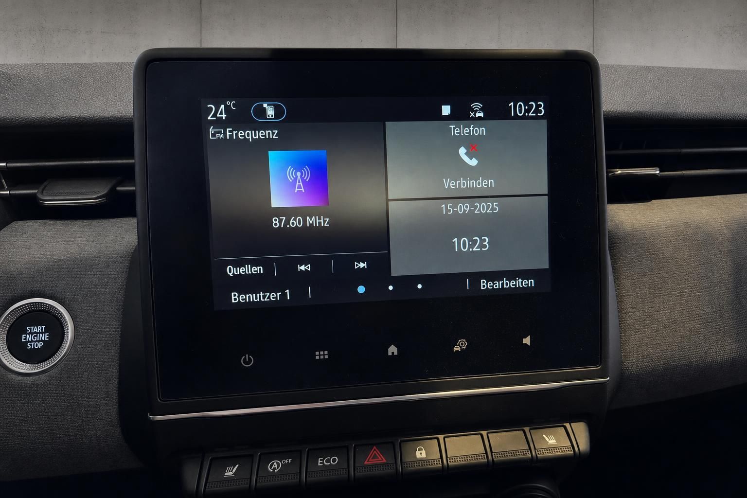 Mitsubishi Colt Infotainment-System mit Radio- und Telefonanzeige