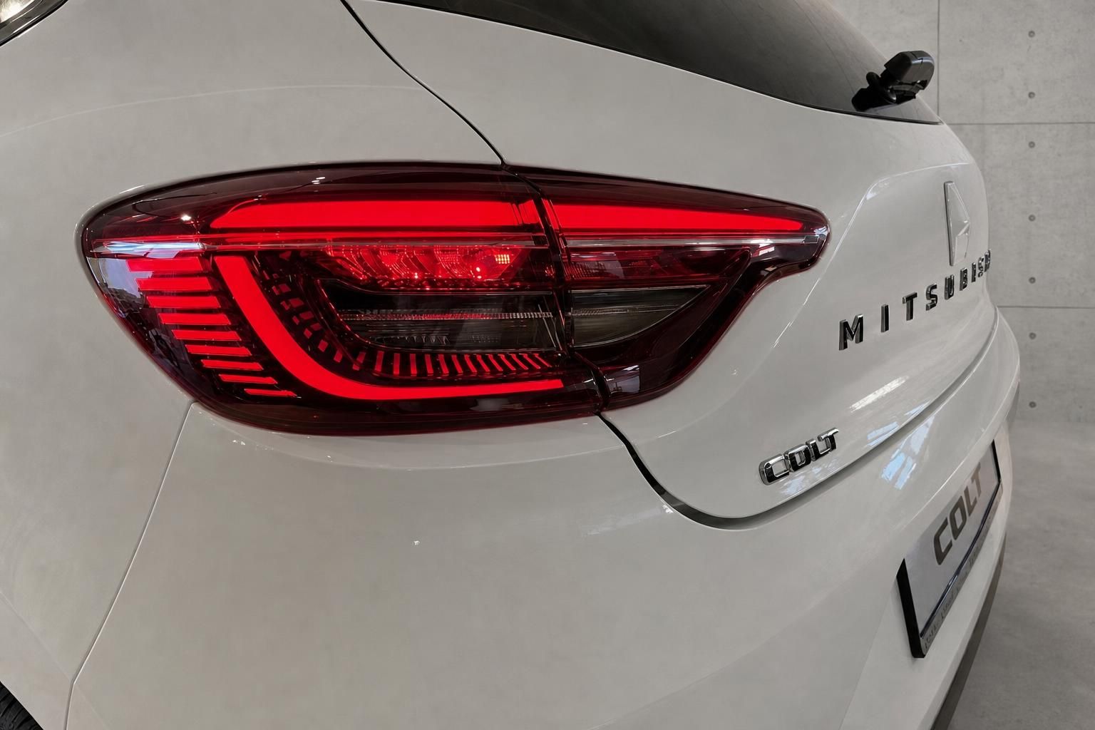 Mitsubishi Colt weiß, Detailansicht Heckleuchte und Schriftzug