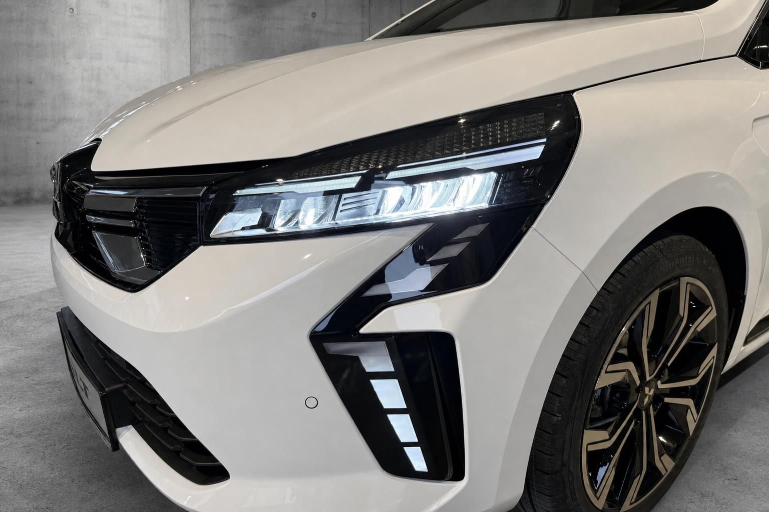 Mitsubishi Colt weiß, Detailansicht LED-Scheinwerfer und Felge