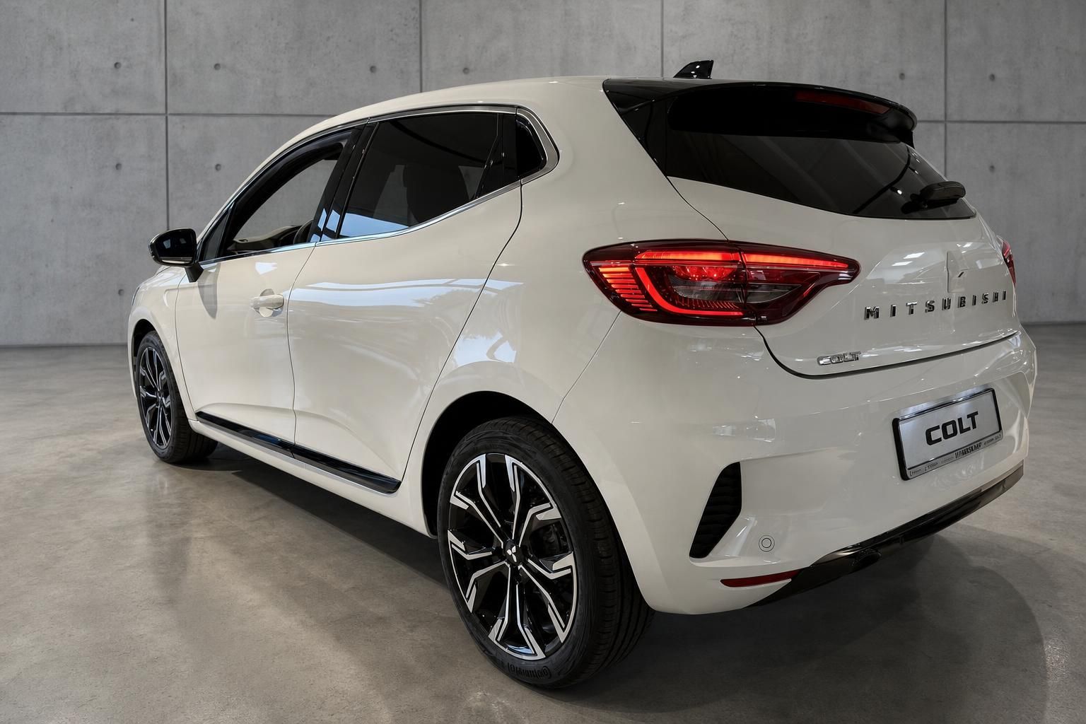 Mitsubishi Colt weiss Heckansicht seitlich mit COLT Kennzeichen