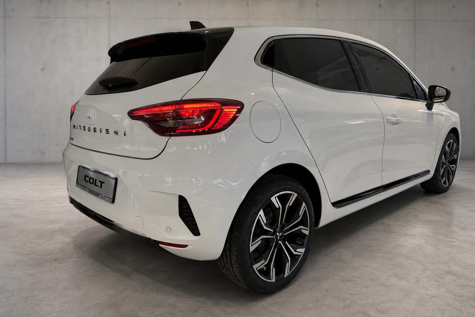 Mitsubishi Colt weiss Heckansicht seitlich mit Kennzeichenhalter COLT