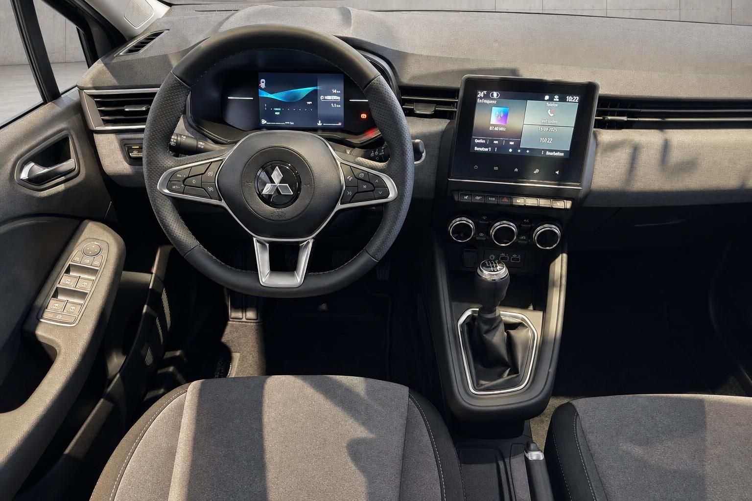 Cockpit mit Lenkrad, Multimedia-Display und Schaltknauf im Detail
