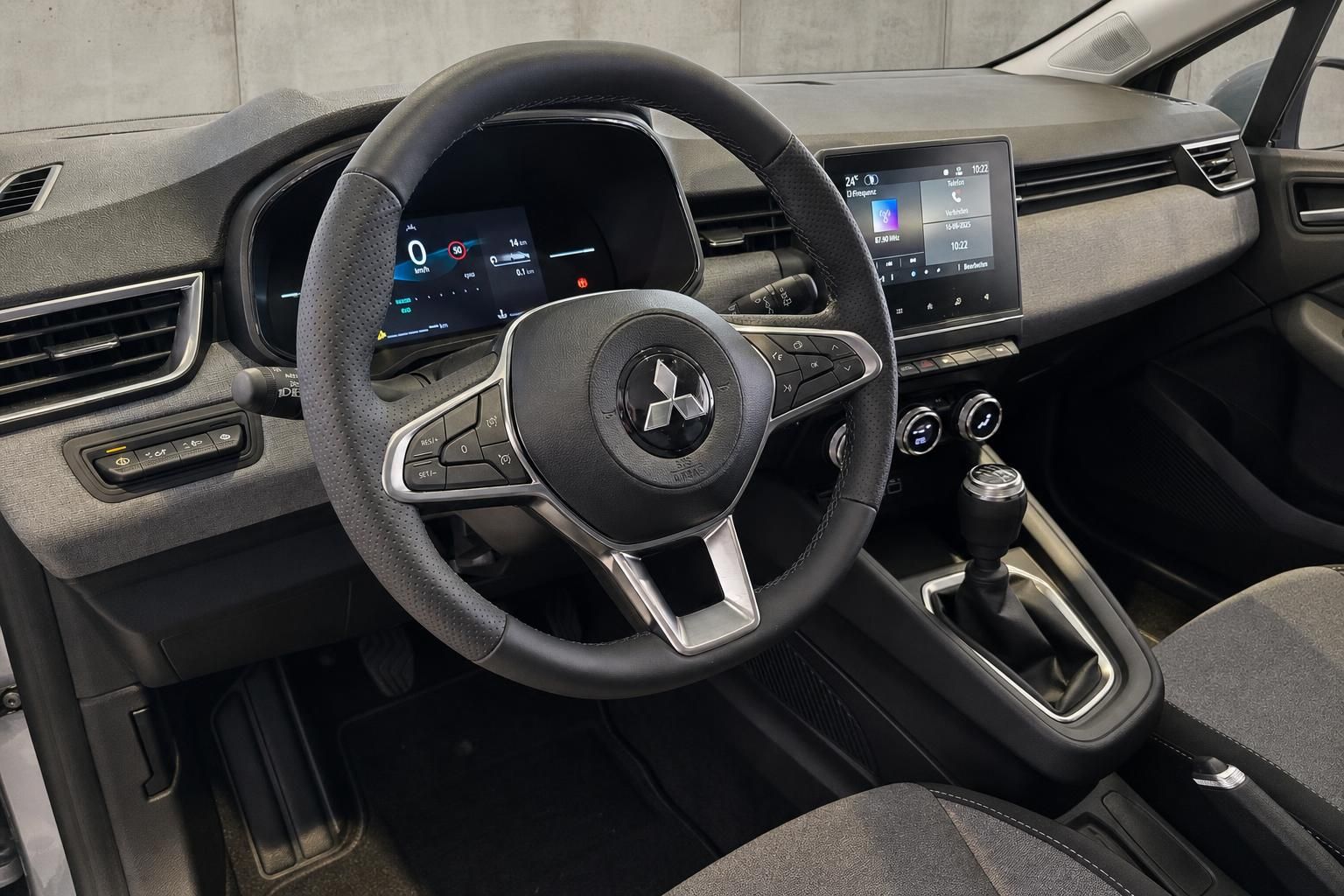 Cockpit mit Lenkrad und Digitaltacho im Mitsubishi Innenraum