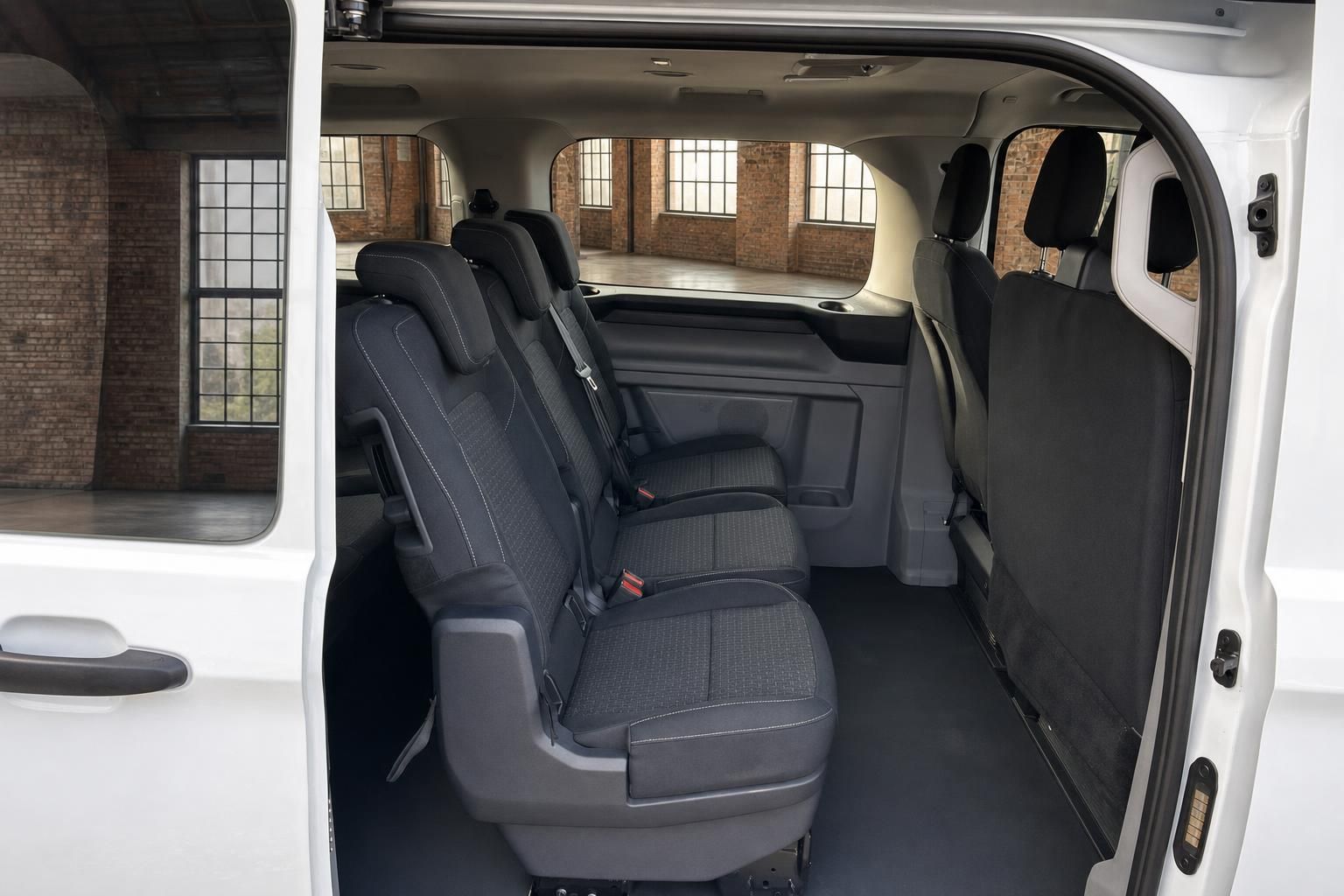 Ford Van Innenraum mit Sitzreihen und geoeffneter Schiebetuer