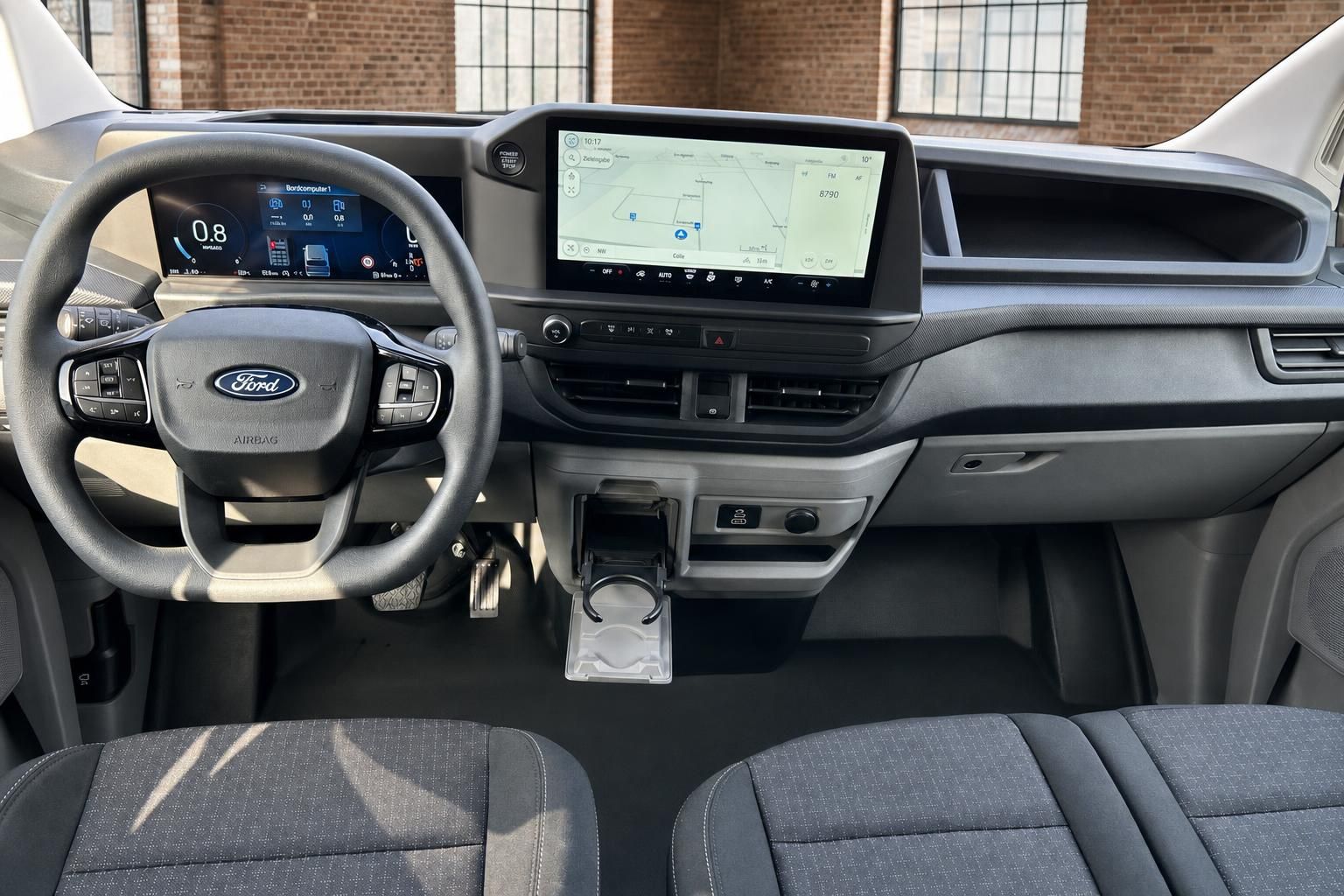 Ford Transit Cockpit mit Lenkrad und Touchscreen Navigation