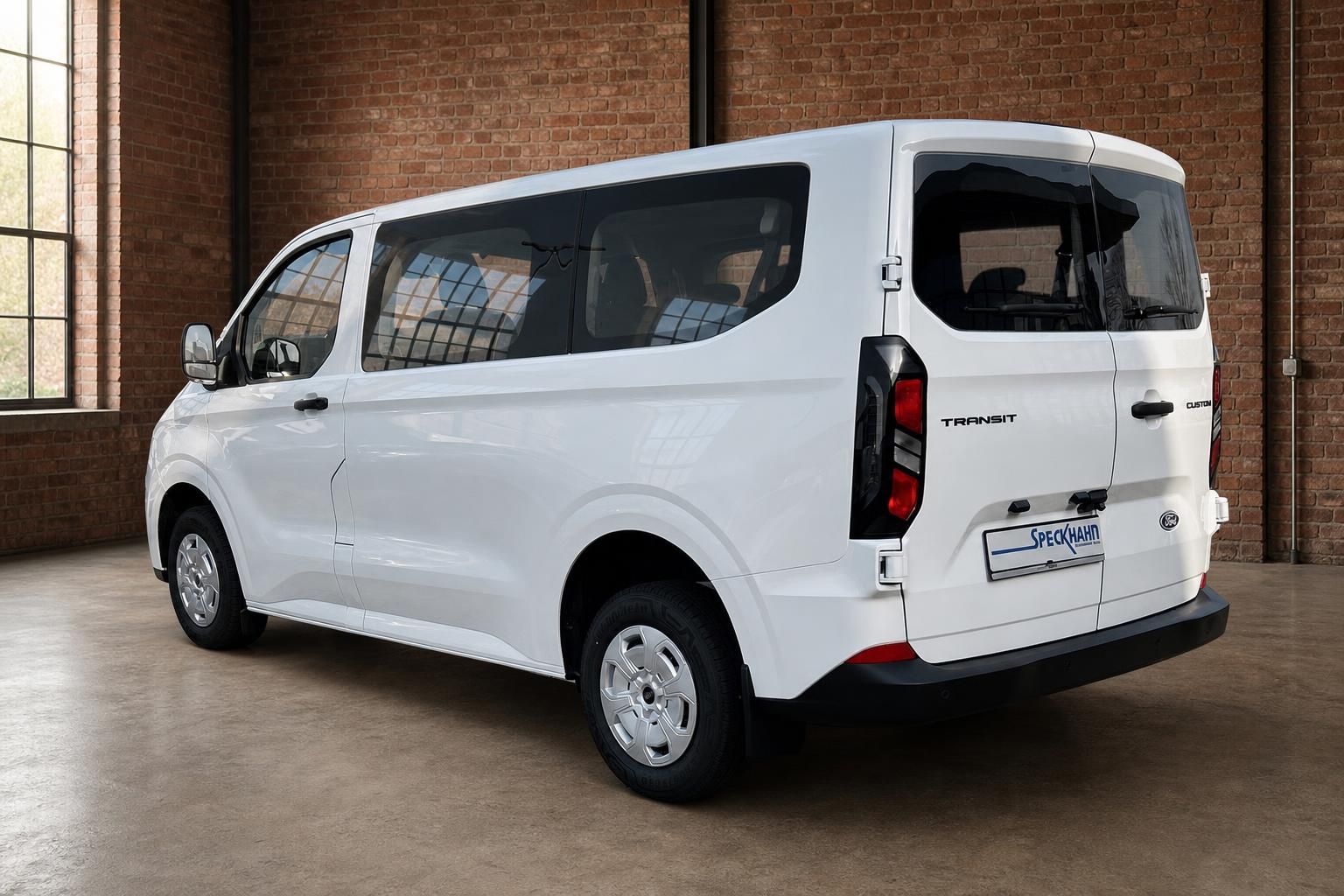 Ford Transit Custom weiß Heckansicht seitlich im Showroom