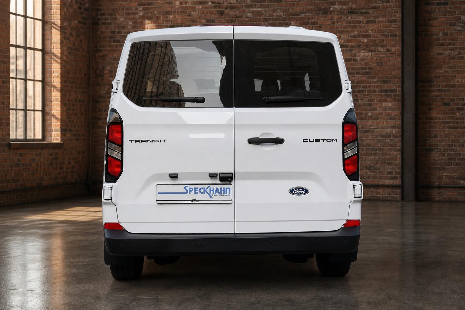 Ford Transit Custom weiß Heckansicht frontal mit Flügeltüren