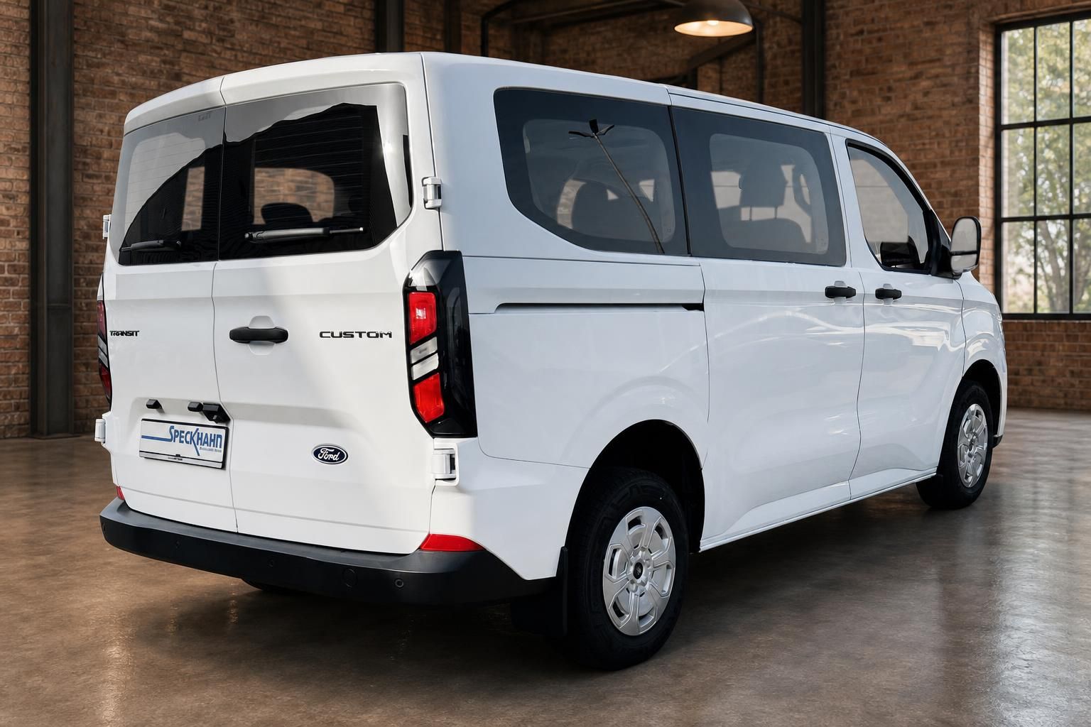 Ford Transit Custom weiß Heck schräg von hinten fotografiert