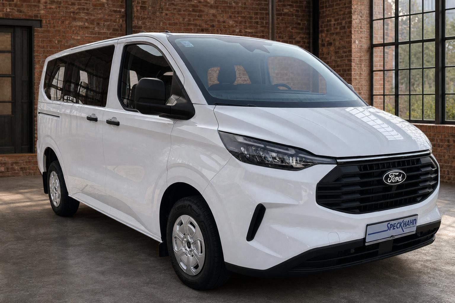 Ford Transit Custom weiß Frontansicht schräg in Industriehalle