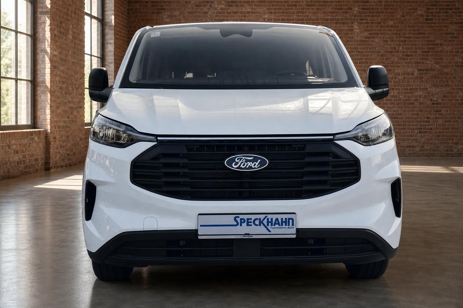 Ford Transit Custom weiß Frontansicht mit Kühlergrill und Kennzeichenhalter