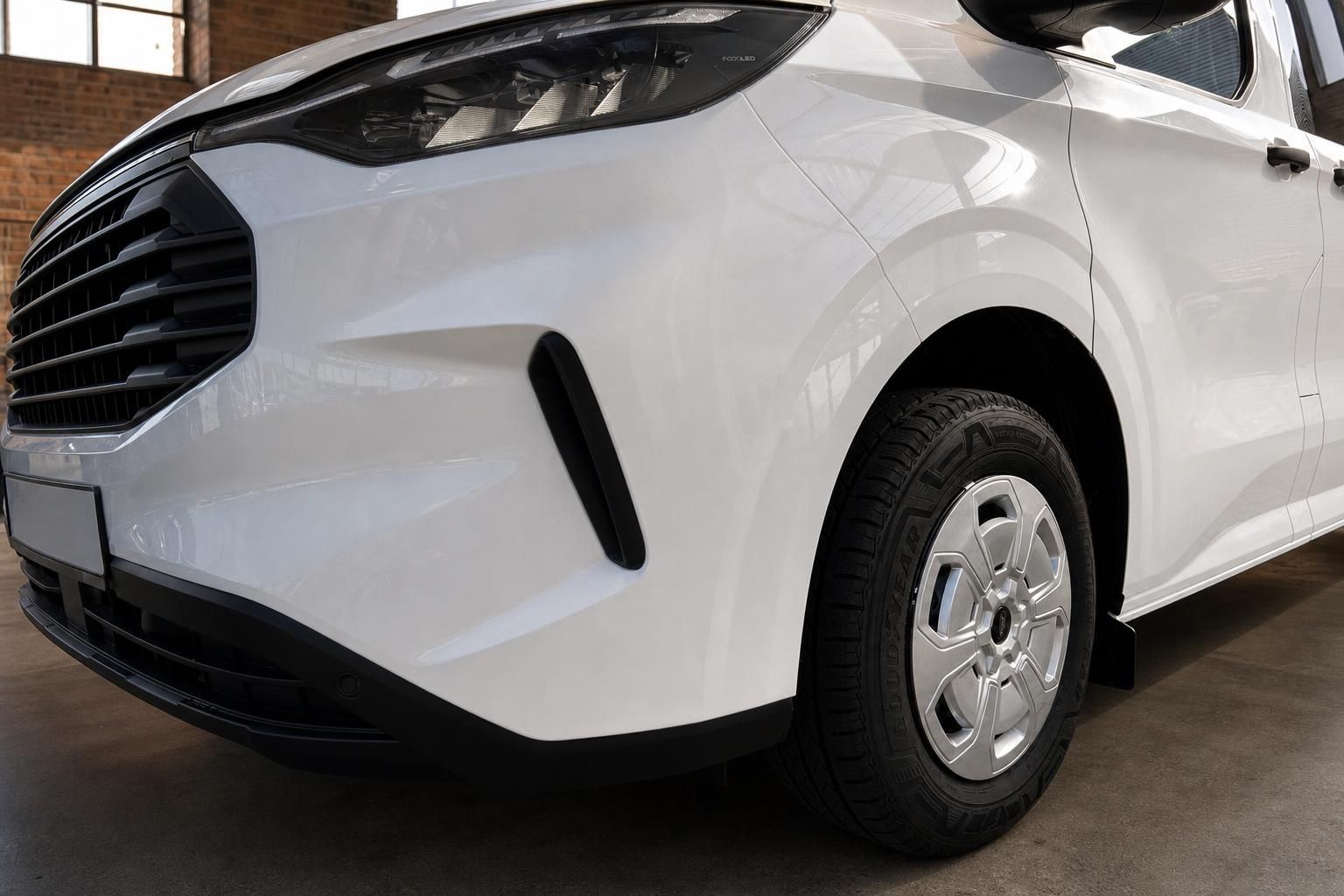 Ford Transit Custom weiß Detailansicht Frontstoßstange und Felge