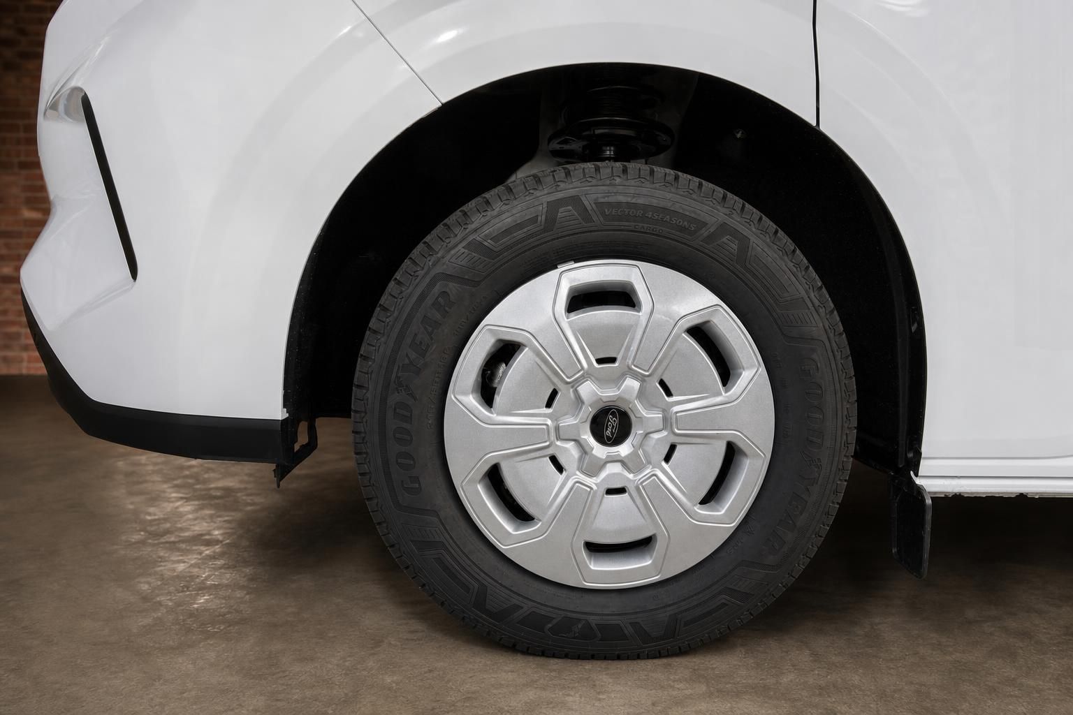 Ford Transit Custom weiß Detailansicht Reifen und Felge Goodyear