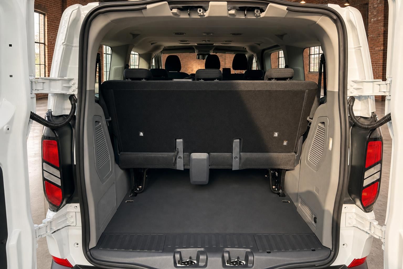 Ford Transit Custom Kofferraum mit umgeklappter Rückbank und offenen Türen