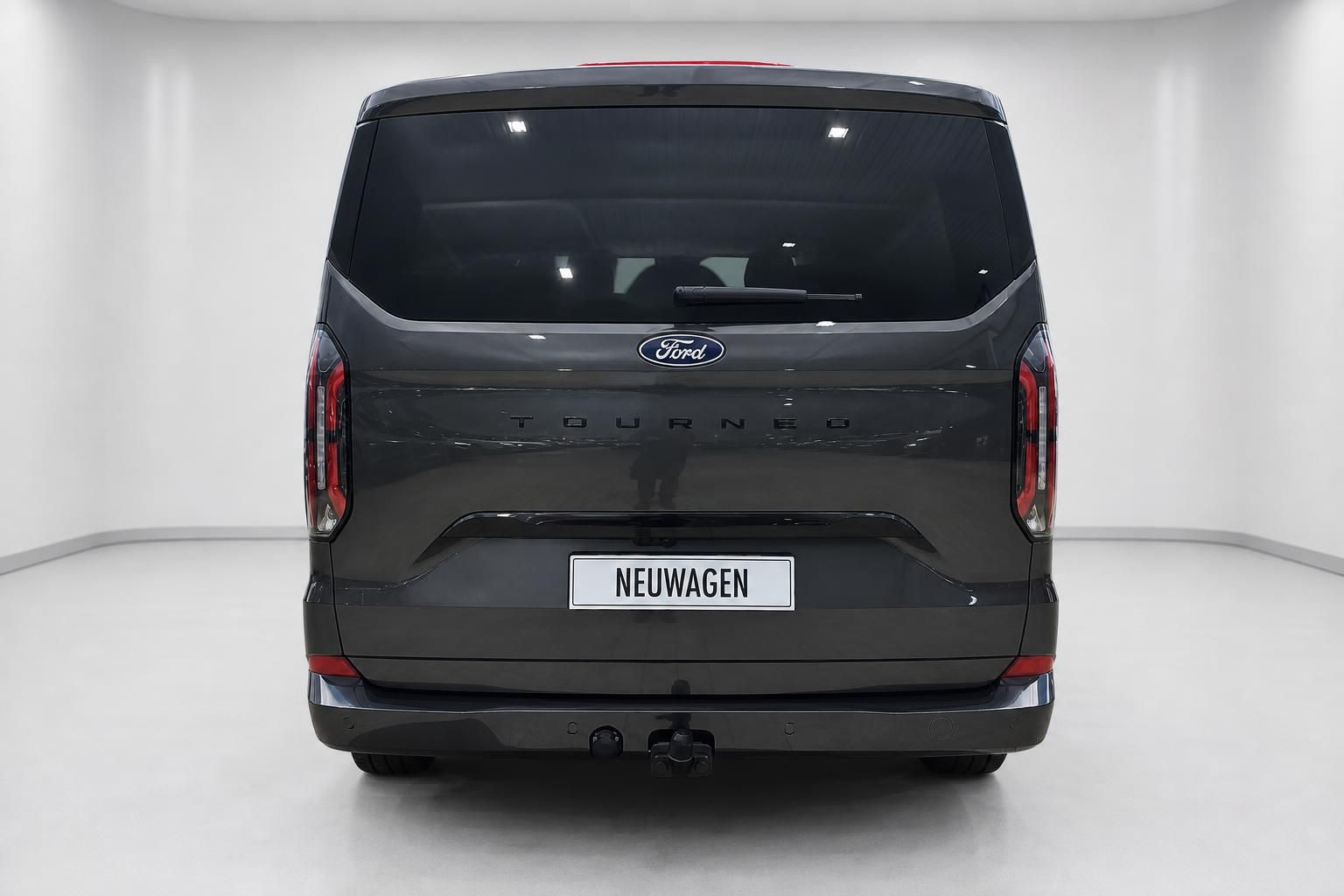Ford Tourneo Custom Heckansicht grau mit Anhaengerkupplung