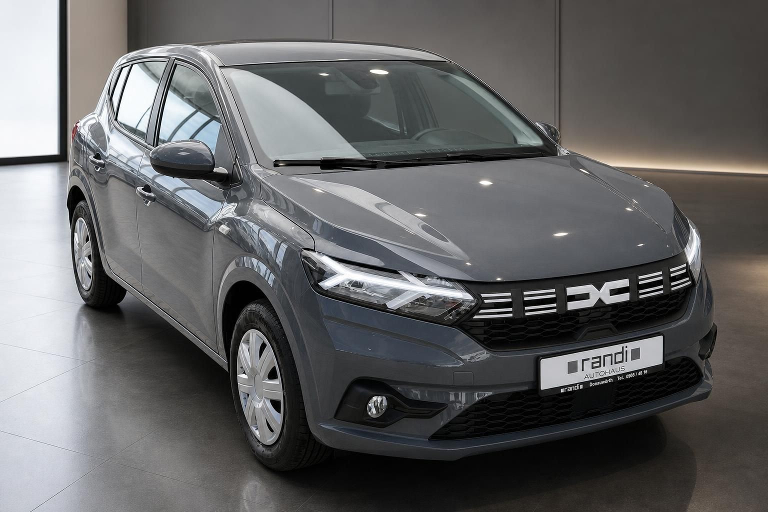Dacia Sandero grau Dreiviertelansicht vorne links im Autohaus Randi Donauwörth