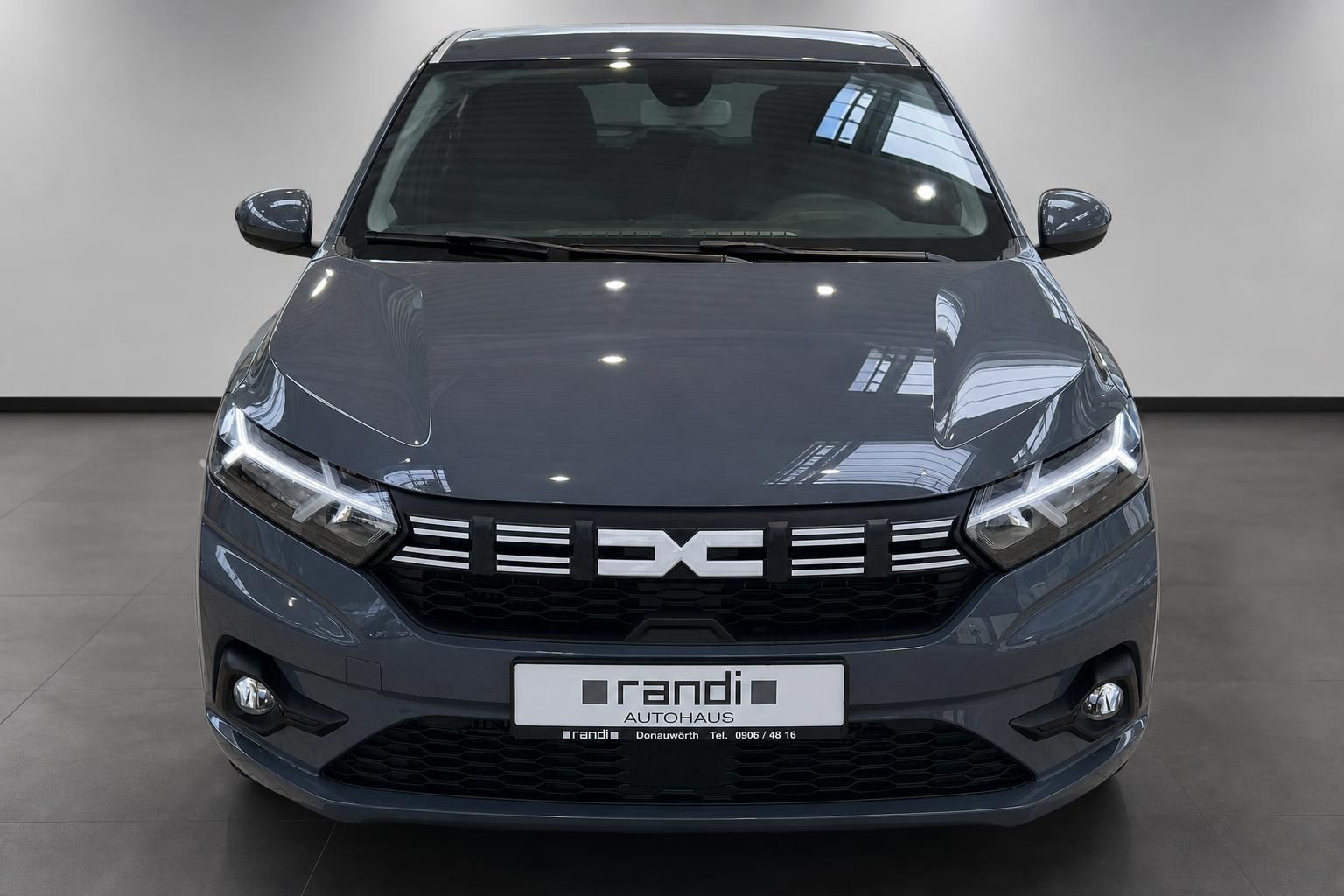 Dacia Sandero grau Frontansicht im Showroom Autohaus Randi Donauwörth