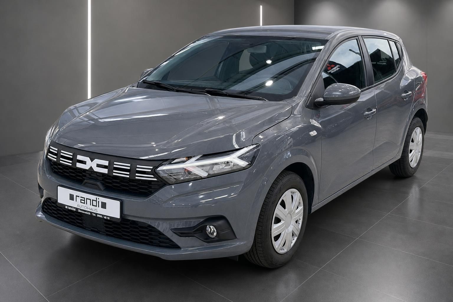 Dacia Sandero grau Schrägansicht vorne rechts im Autohaus Randi Donauwörth