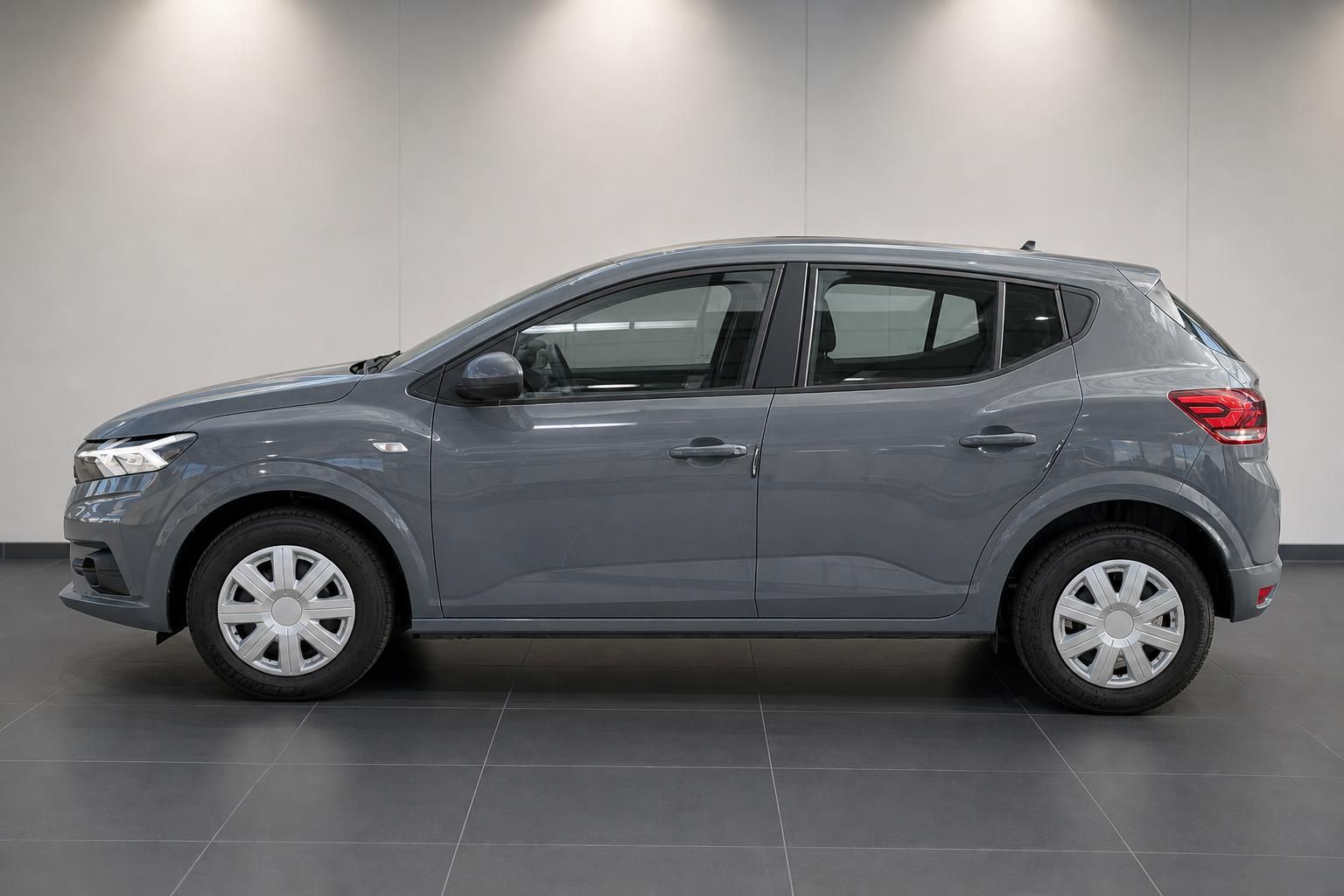 Dacia Sandero grau Seitenansicht rechts im Showroom Autohaus Randi Donauwörth