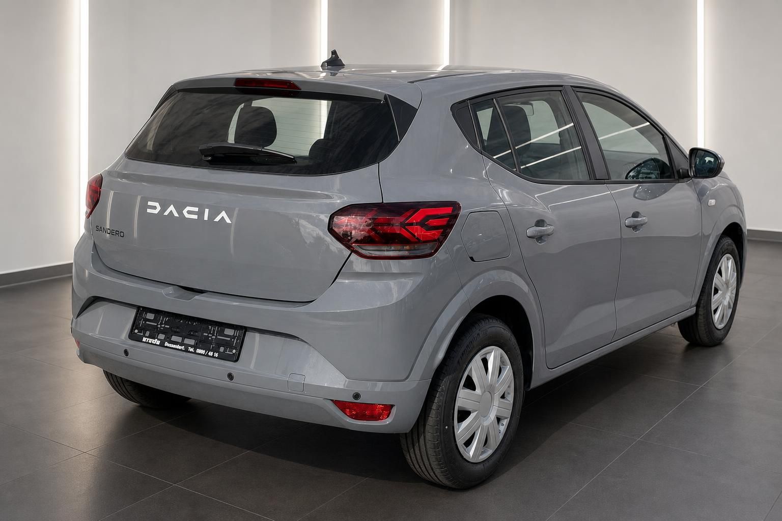 Dacia Sandero grau Außenansicht hinten rechts im Autohaus Schrägheck