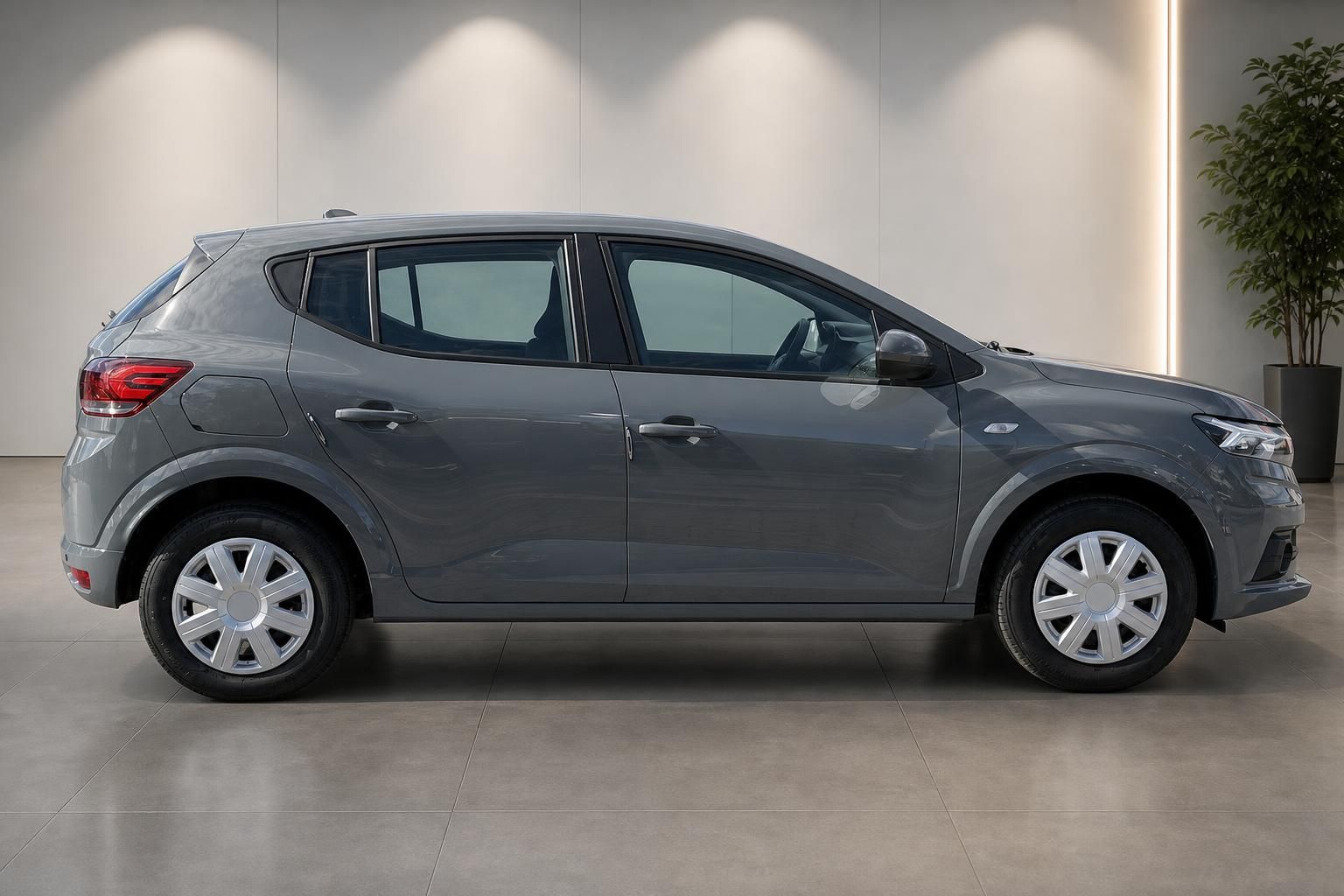 Dacia Sandero grau Seitenansicht – kompakter 5-türiger Kleinwagen in Showroom