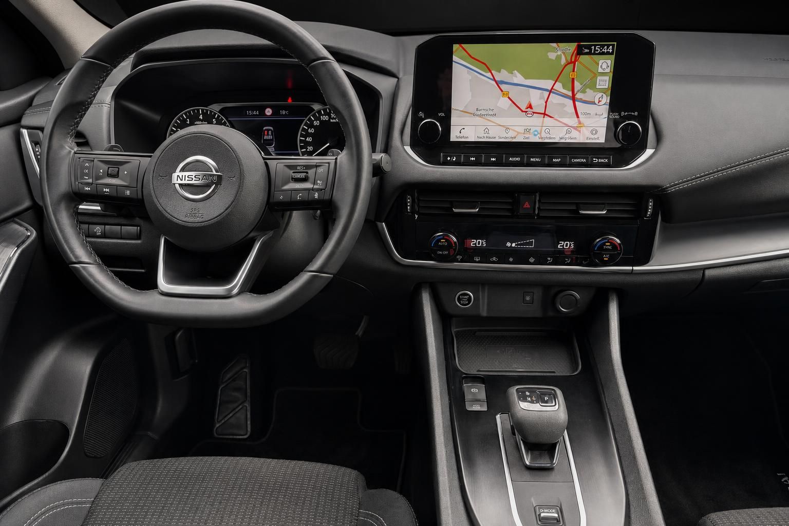 Nissan Cockpit mit Lenkrad, Navigationssystem und Klimabedienung im Detail