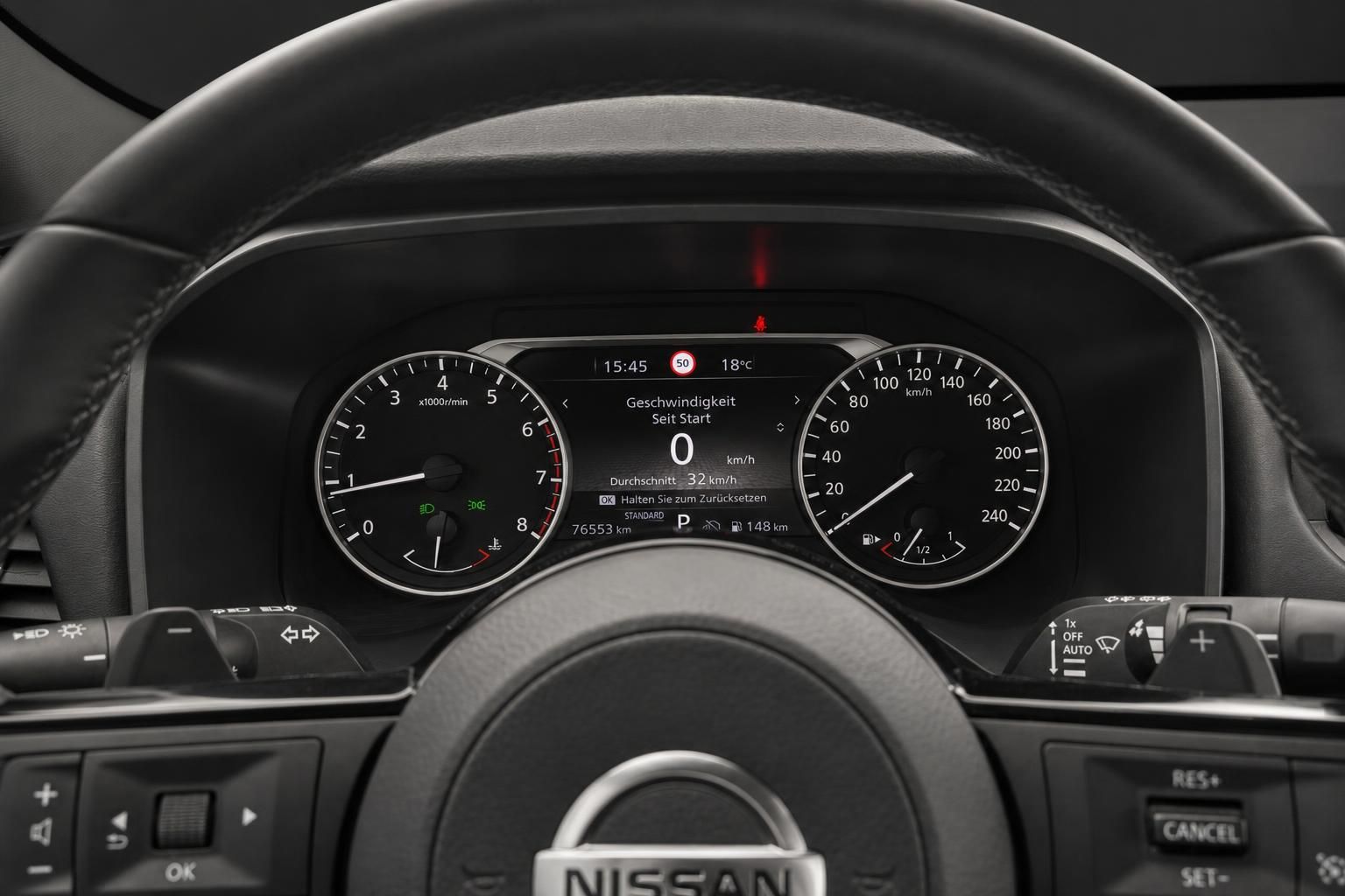 Nissan Kombiinstrument mit Tacho, Drehzahlmesser und Bordcomputer-Anzeige