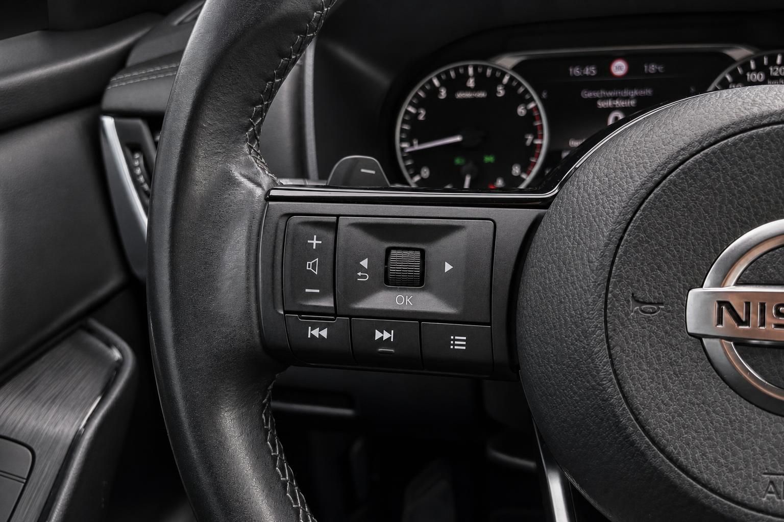 Nissan Lenkradtasten für Multimedia und Tachometer im Nahaufnahme-Detail
