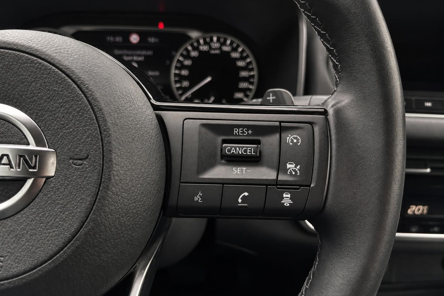 Nissan Lenkrad mit Tempomat-Tasten und Assistenzsystemen im Detail