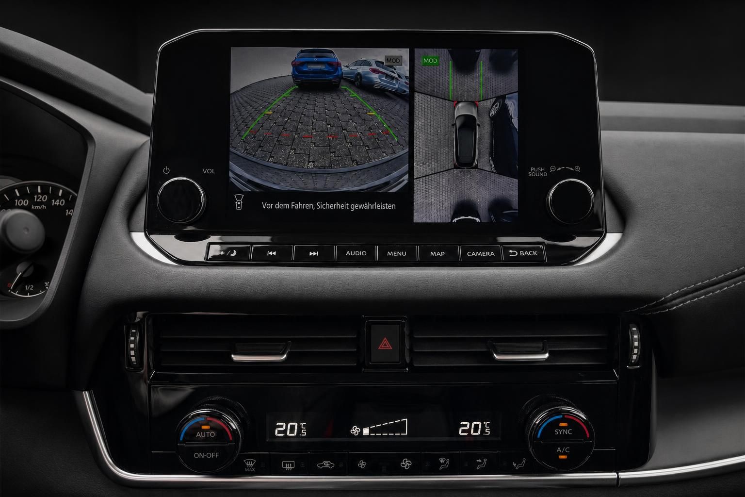 Nissan Multimedia-Display mit 360-Grad-Kamera und Klimabedienelementen