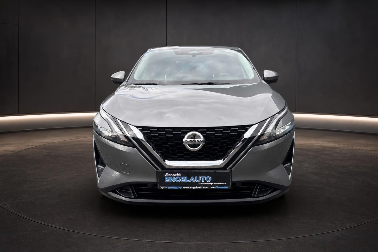 Nissan Qashqai grau Frontalansicht mit Kühlergrill im Showroom