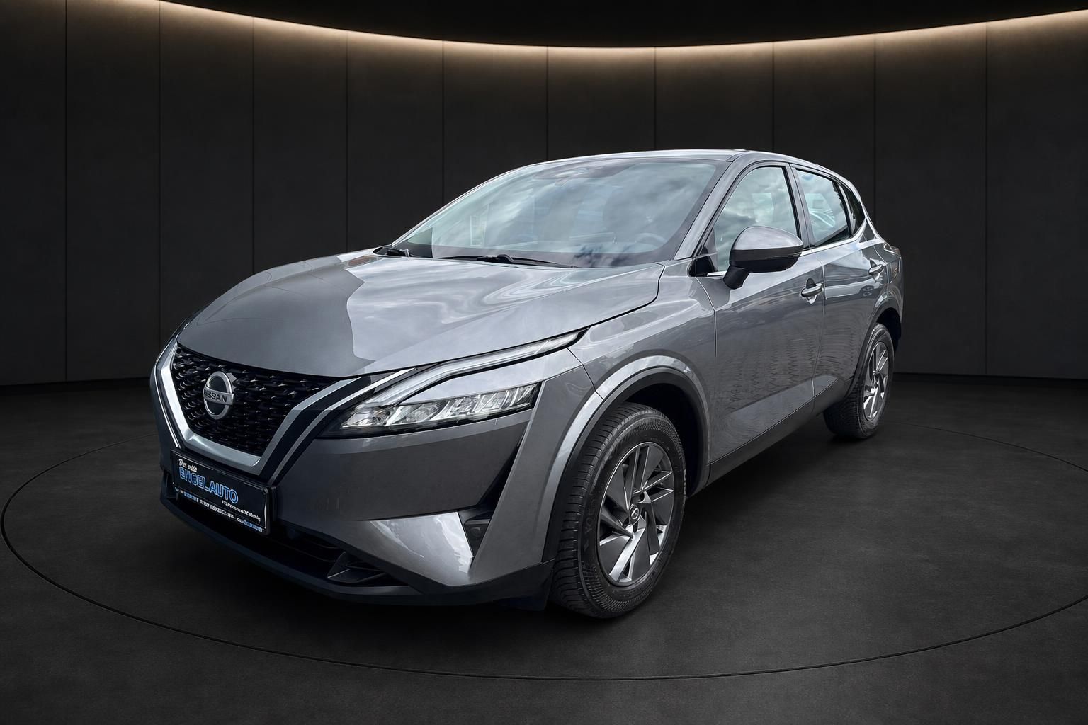 Nissan Qashqai grau Frontansicht schräg links im Studio