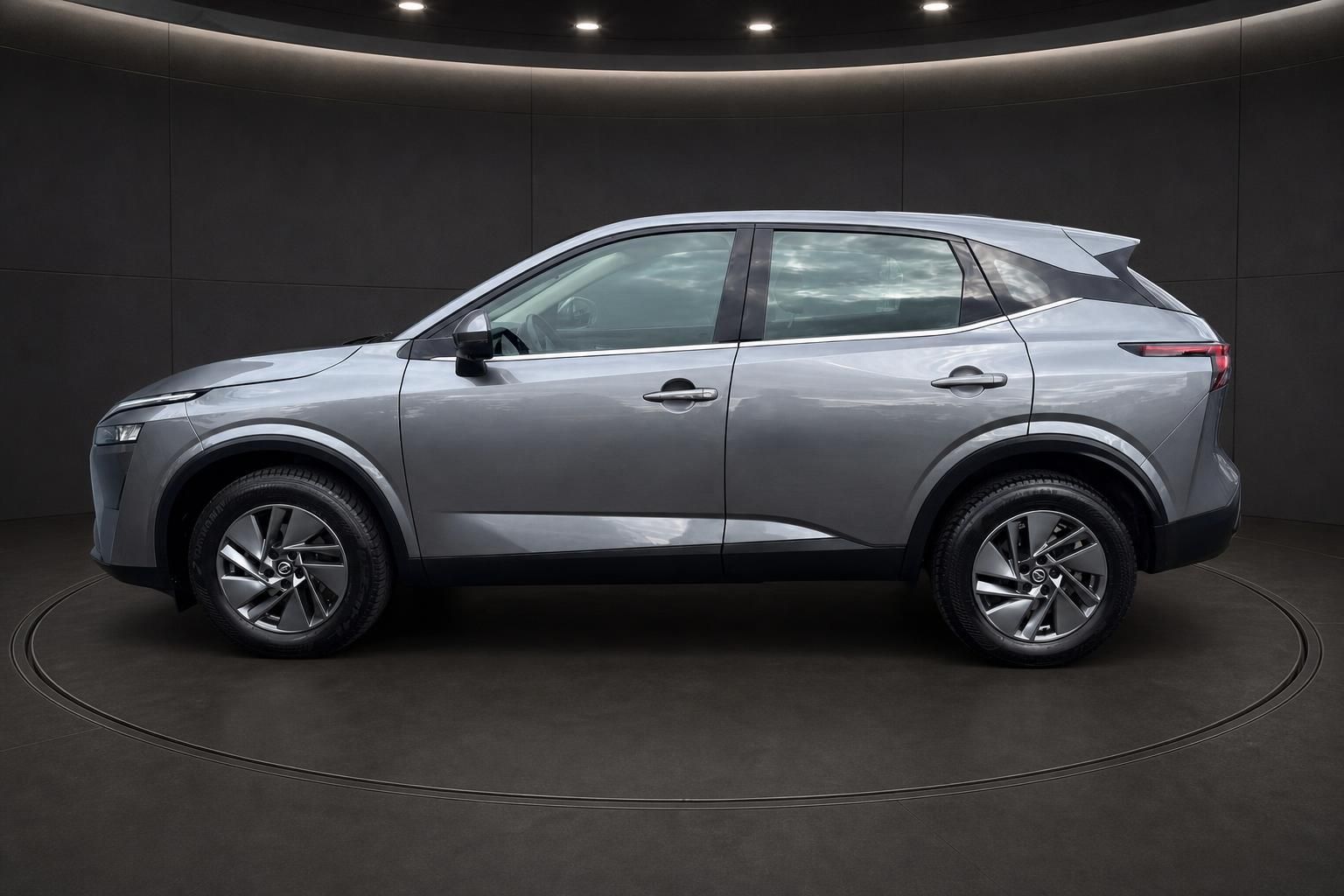 Nissan Qashqai grau Seitenansicht Profil im Studio