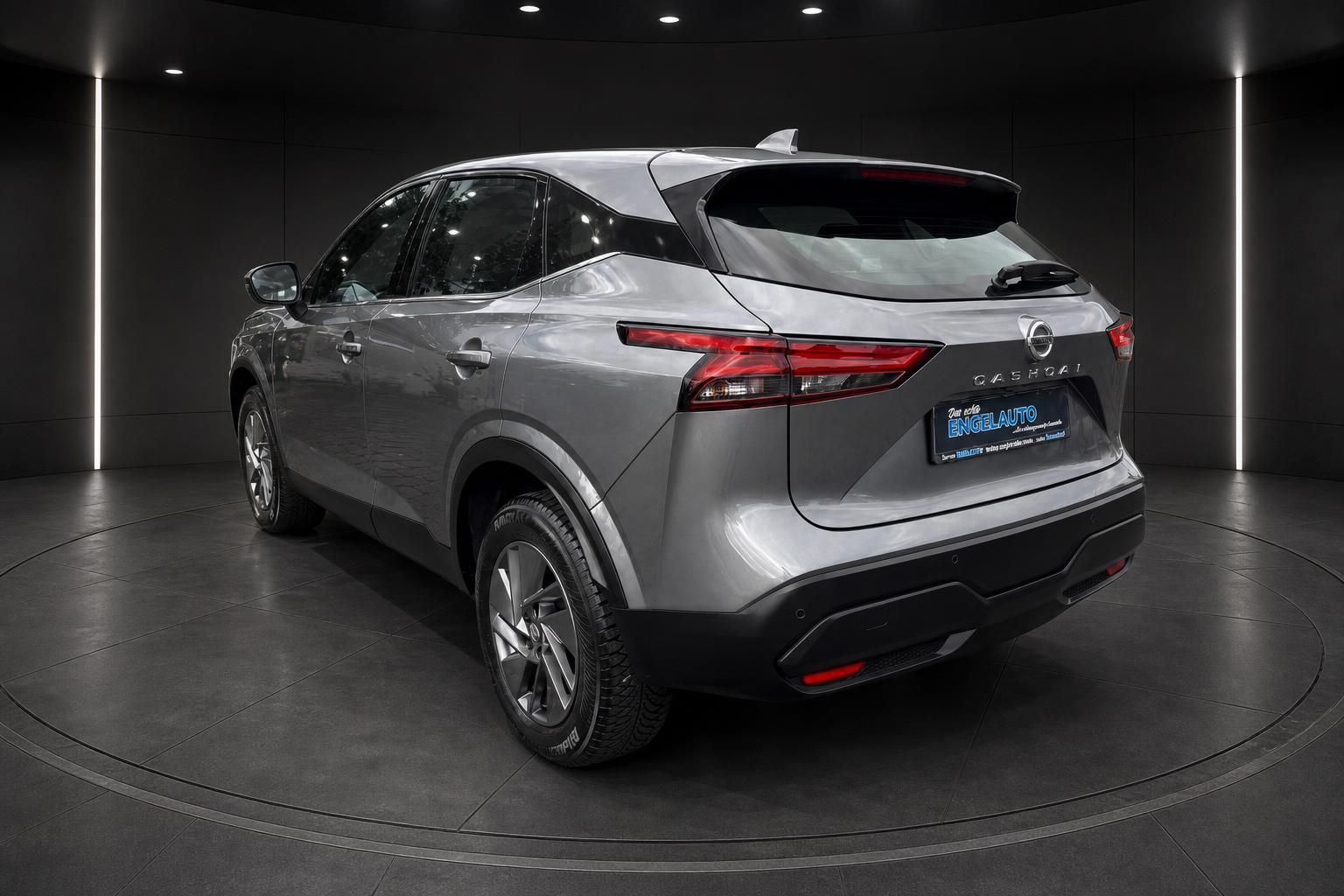 Nissan Qashqai grau Heckansicht mit Rücklichtern im Showroom