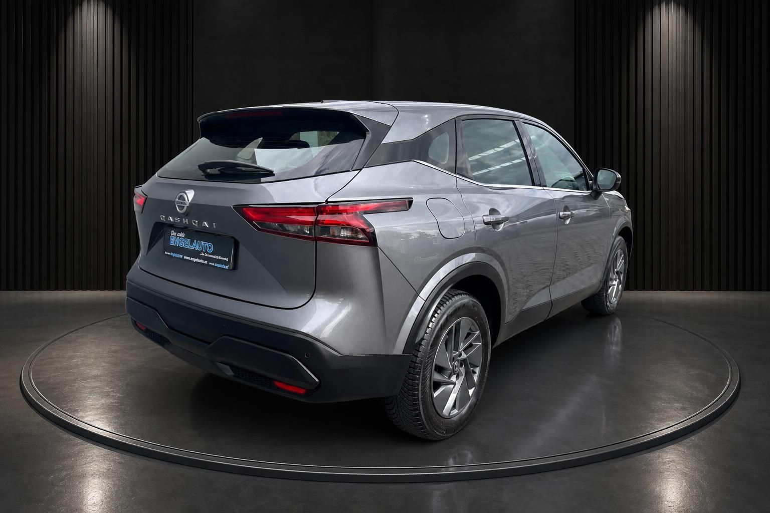 Nissan Qashqai grau Heck-Seitenansicht auf Drehscheibe