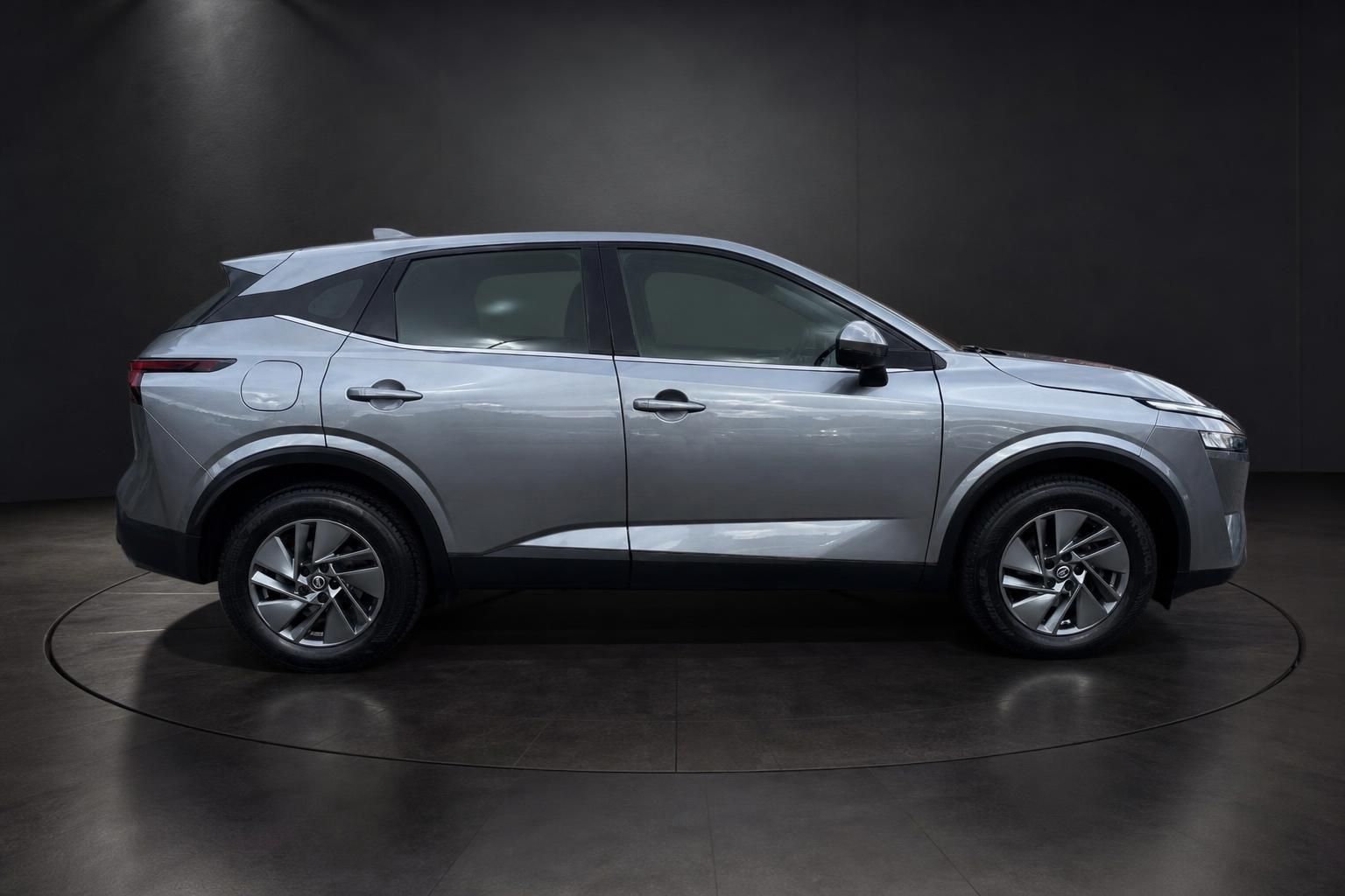 Nissan Qashqai in Silber Seitenansicht im Studio