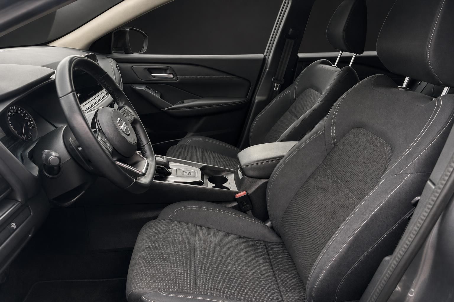 Nissan Innenraum Vordersitze und Cockpit in Schwarz
