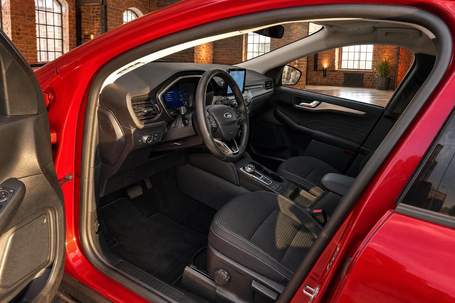 Ford Innenraum rot: Cockpit mit Lenkrad, Sitzen und Display