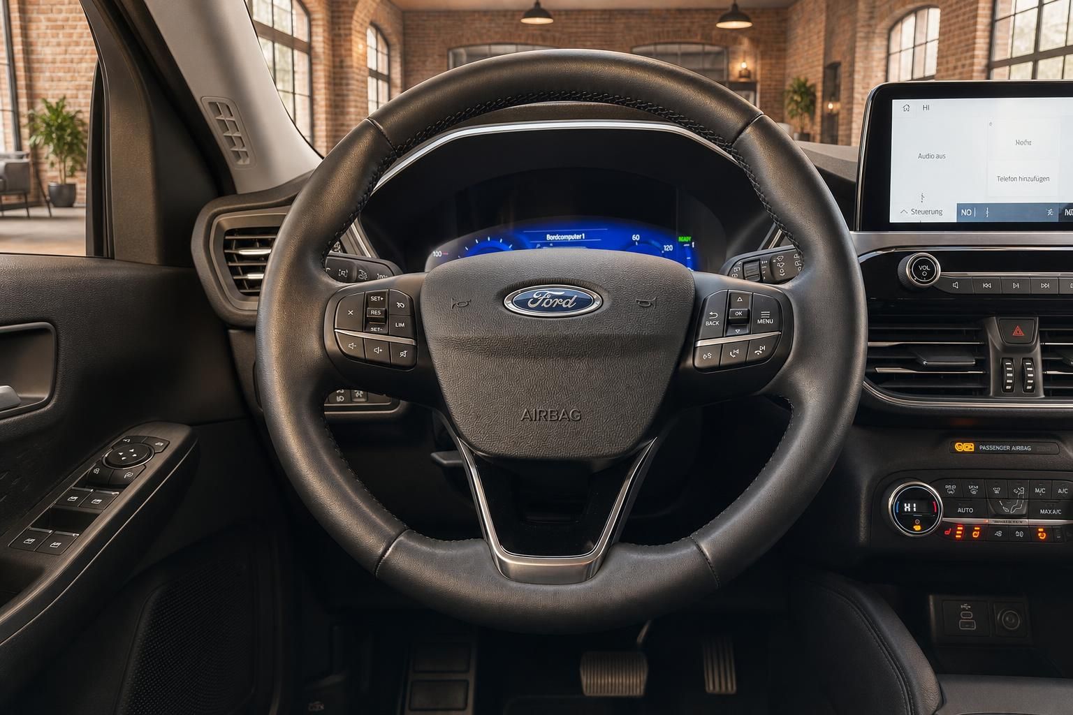 Ford Lenkrad Detailansicht mit Bedienelementen und Bordcomputer