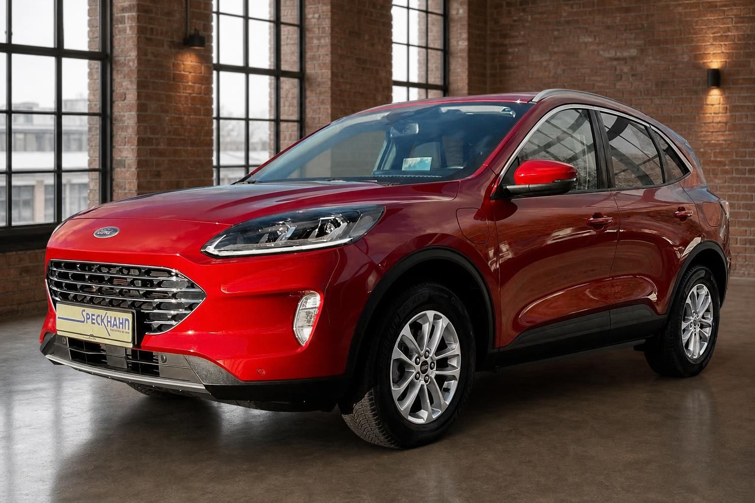 Ford Kuga rot Frontansicht schraeg in Loft mit grossen Fenstern