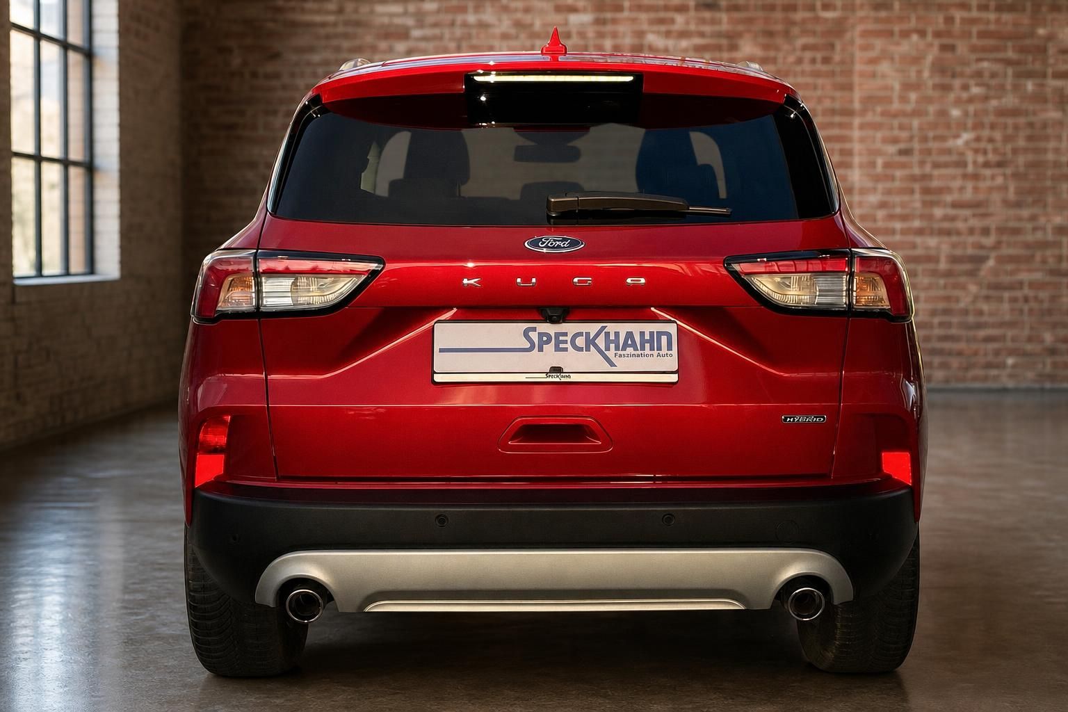 Ford Kuga Hybrid rot Heckansicht frontal mit Kennzeichenhalter Speckhahn