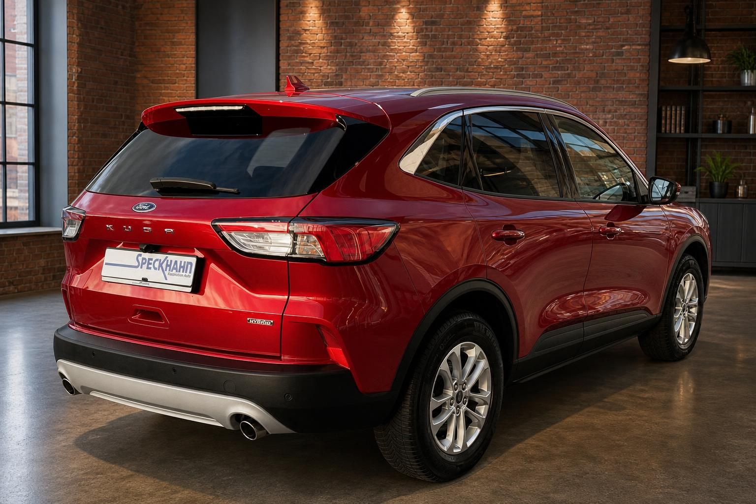 Ford Kuga Hybrid rot Heckansicht seitlich vor Backsteinwand mit Regal