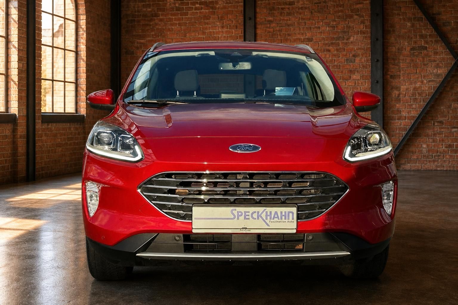 Ford SUV rot von vorne: Kühlergrill, Scheinwerfer und Logo im Detail