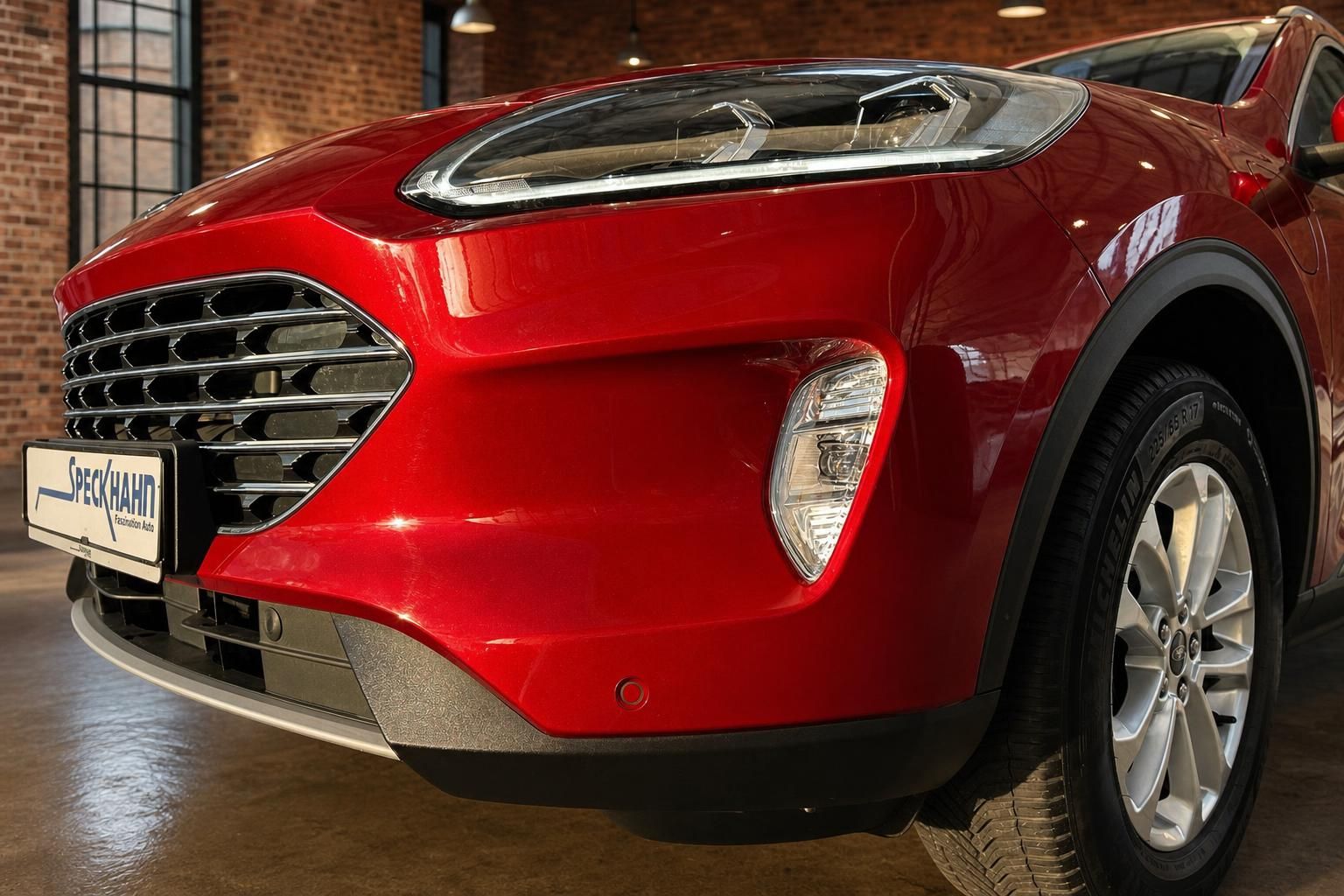 Ford SUV in Rot: Detailansicht Frontstoßstange und Scheinwerfer