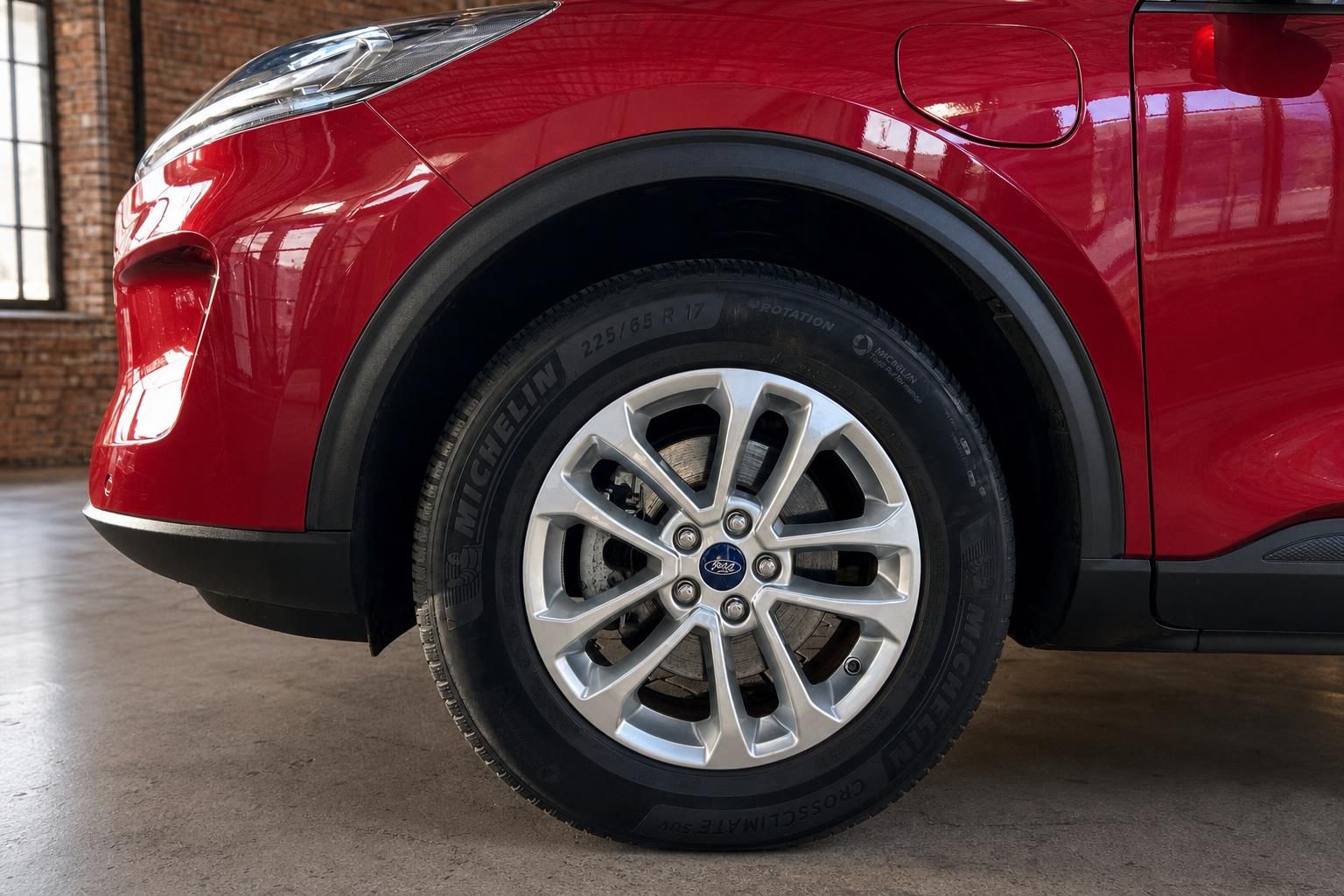 Ford rot: Detailansicht Felge und Radlauf im Fahrzeugvergleich