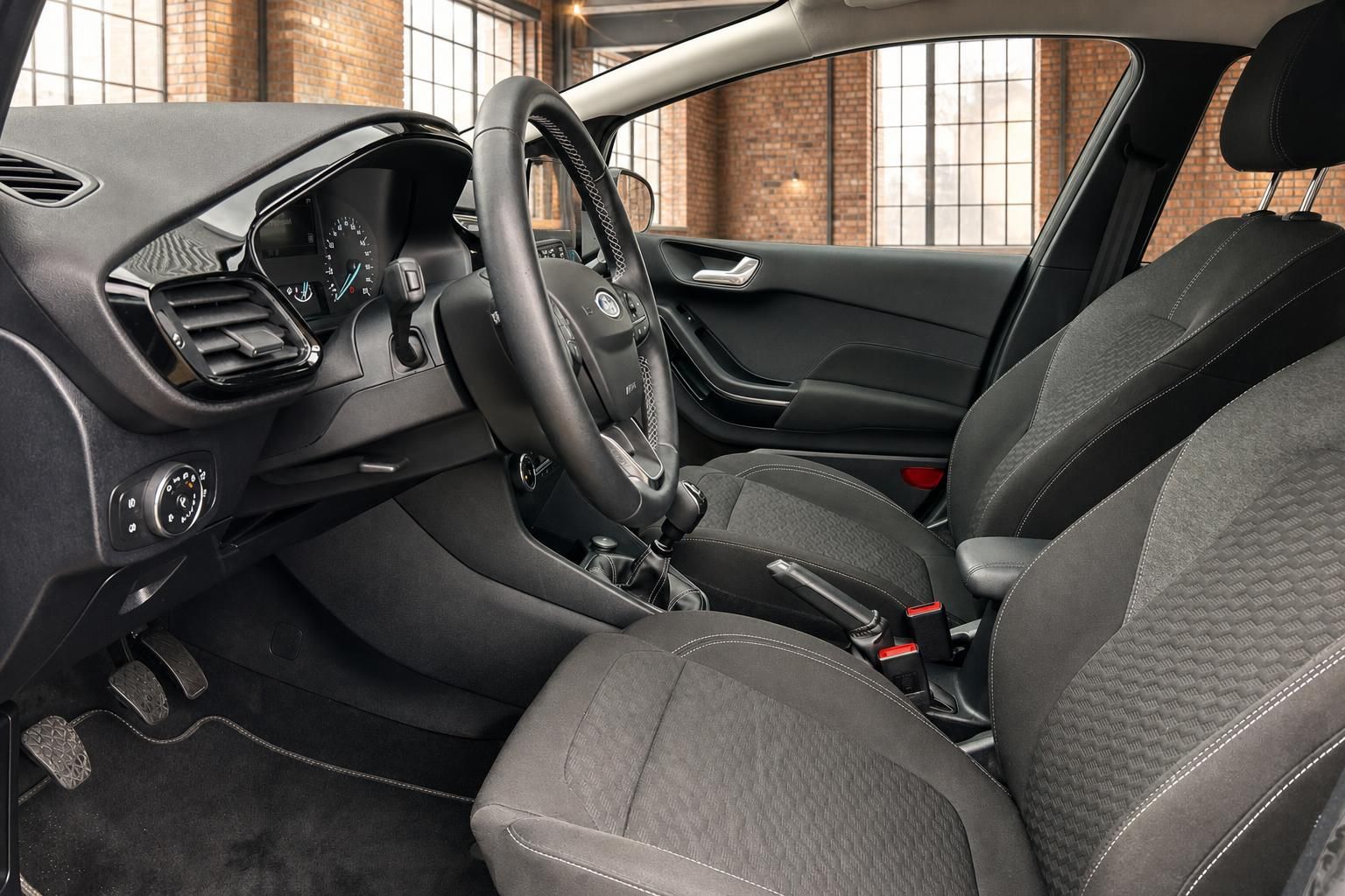 Ford Fiesta Innenraum – Fahrersitz, Lenkrad und Mittelkonsole mit Schaltgetriebe