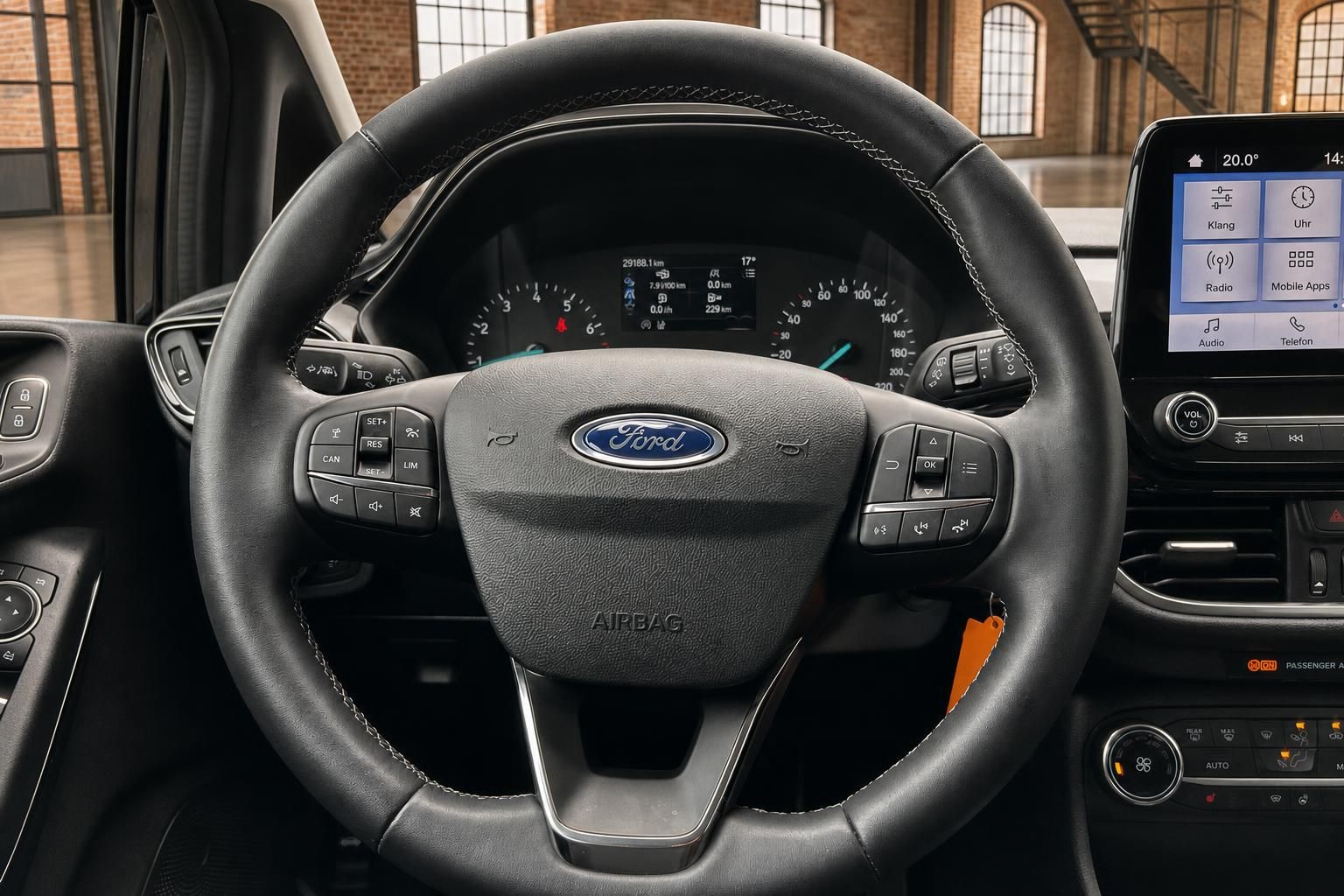 Ford Fiesta Lenkrad – Nahaufnahme mit Multifunktionstasten, Tacho und Infotainment-Display